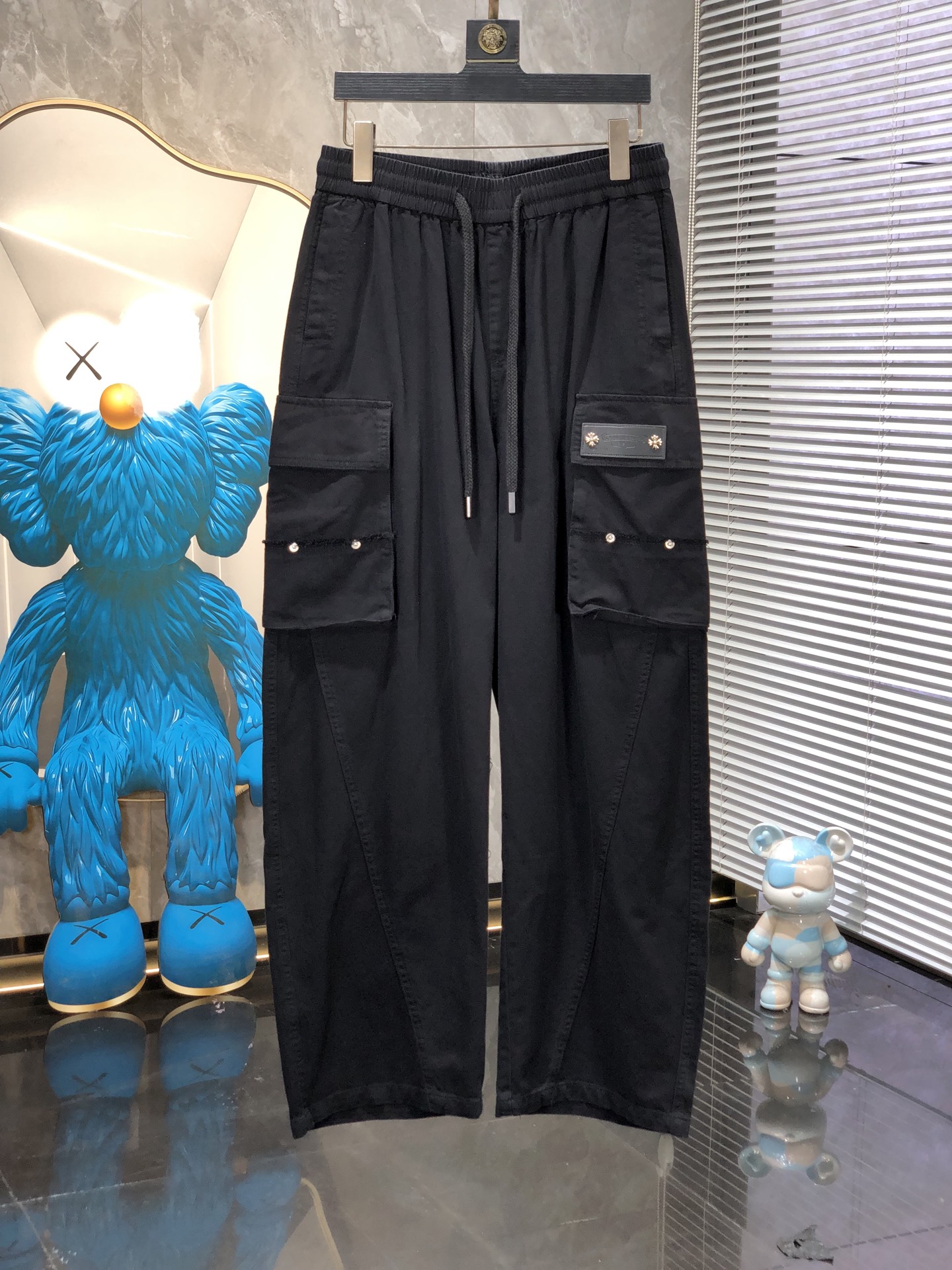 克罗心。26年春夏专柜新品同步上市。原单订制高品质时尚休闲裤。超级百搭款。独家定制面料，手感细腻柔软，贴