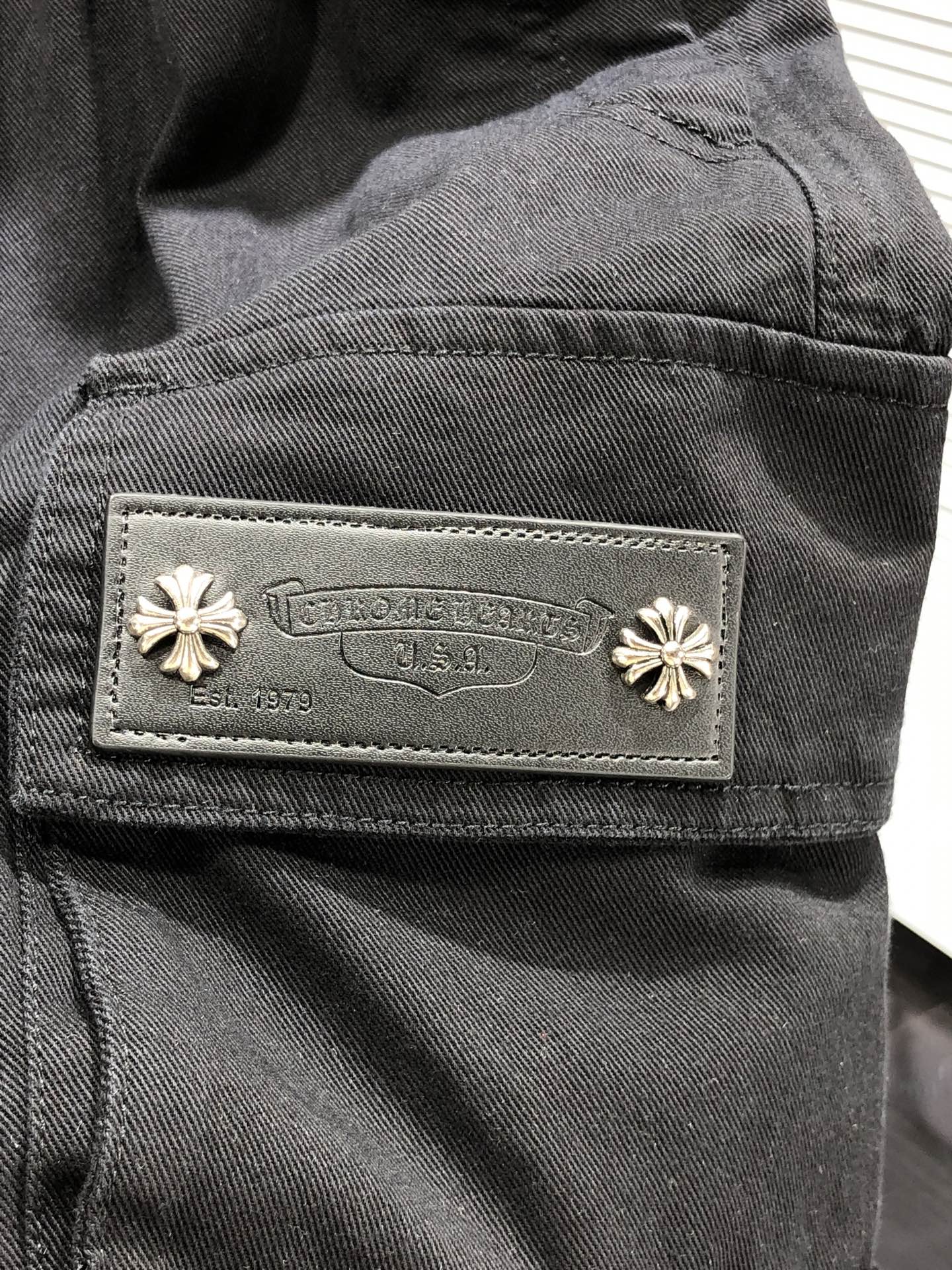 克罗心。26年春夏专柜新品同步上市。原单订制高品质时尚休闲裤。超级百搭款。独家定制面料，手感细腻柔软，贴
