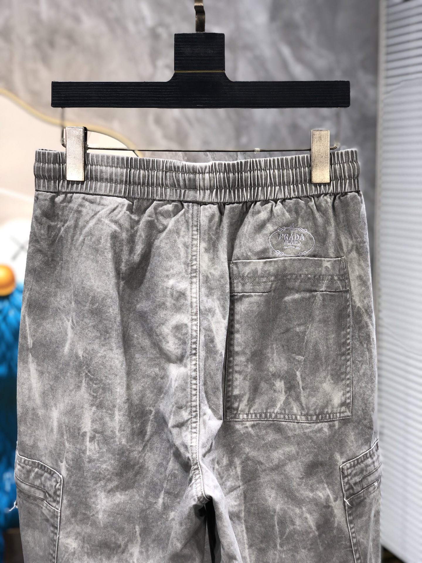 普拉达。26年春夏专柜新品同步上市。原单订制高品质时尚休闲裤。超级百搭款。独家定制面料，手感细腻柔软，贴