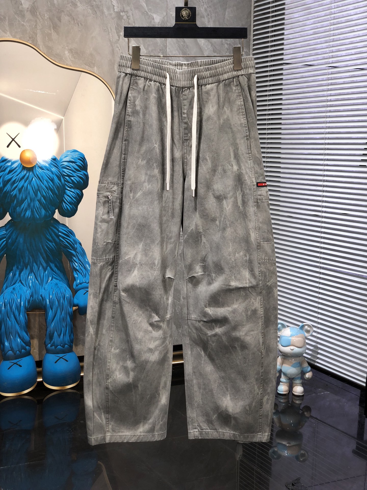 普拉达。26年春夏专柜新品同步上市。原单订制高品质时尚休闲裤。超级百搭款。独家定制面料，手感细腻柔软，贴