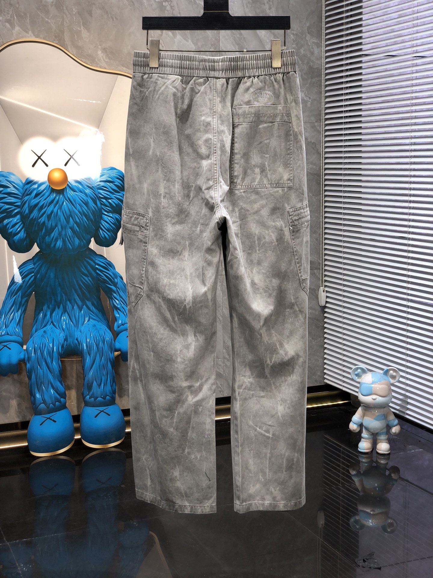 普拉达。26年春夏专柜新品同步上市。原单订制高品质时尚休闲裤。超级百搭款。独家定制面料，手感细腻柔软，贴