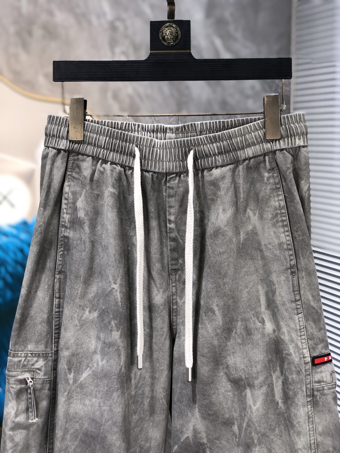普拉达。26年春夏专柜新品同步上市。原单订制高品质时尚休闲裤。超级百搭款。独家定制面料，手感细腻柔软，贴