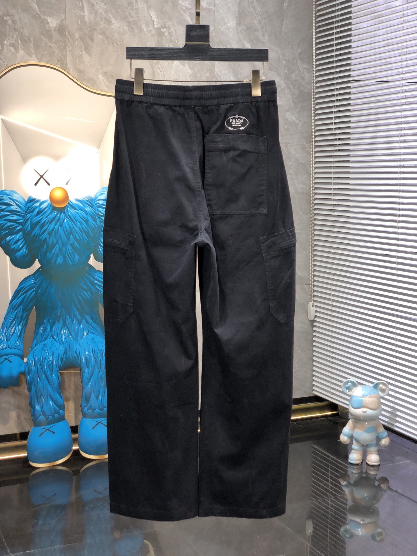 普拉达。26年春夏专柜新品同步上市。原单订制高品质时尚休闲裤。超级百搭款。独家定制面料，手感细腻柔软，贴