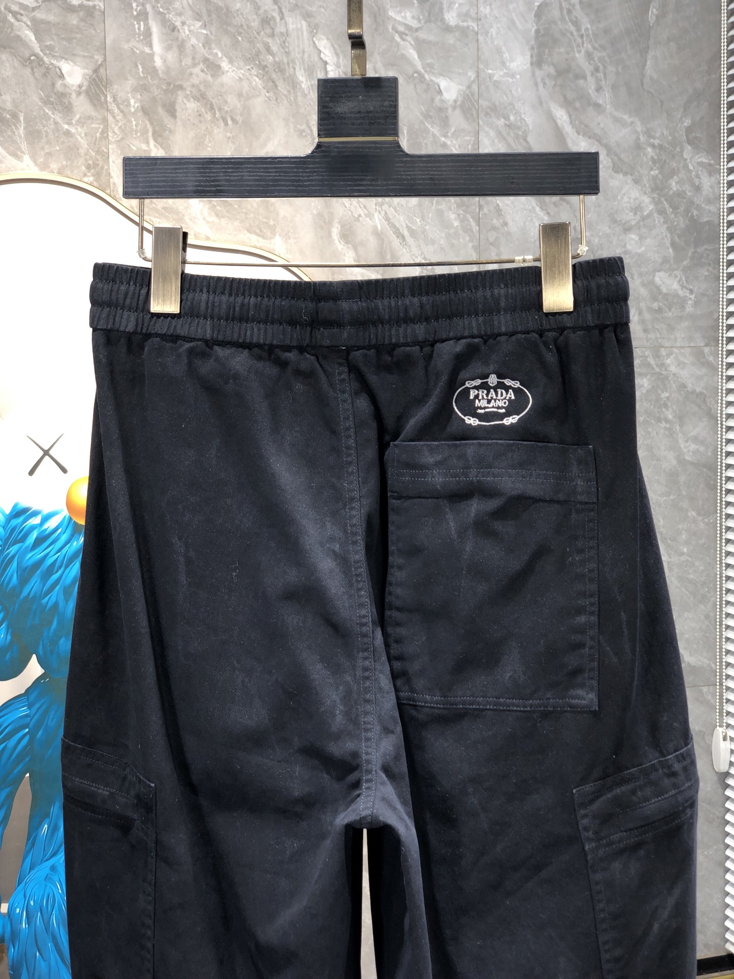 普拉达。26年春夏专柜新品同步上市。原单订制高品质时尚休闲裤。超级百搭款。独家定制面料，手感细腻柔软，贴