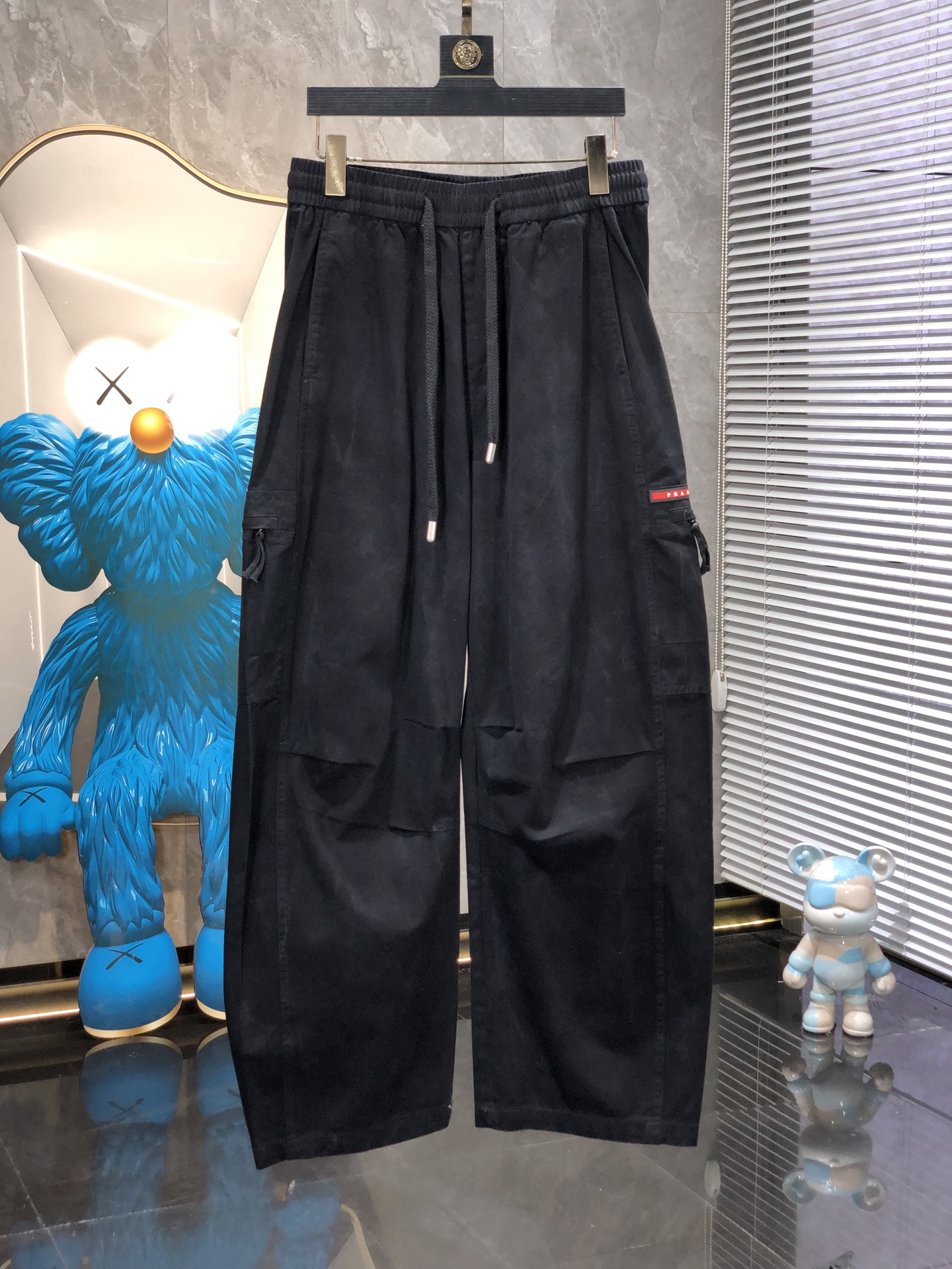 普拉达。26年春夏专柜新品同步上市。原单订制高品质时尚休闲裤。超级百搭款。独家定制面料，手感细腻柔软，贴