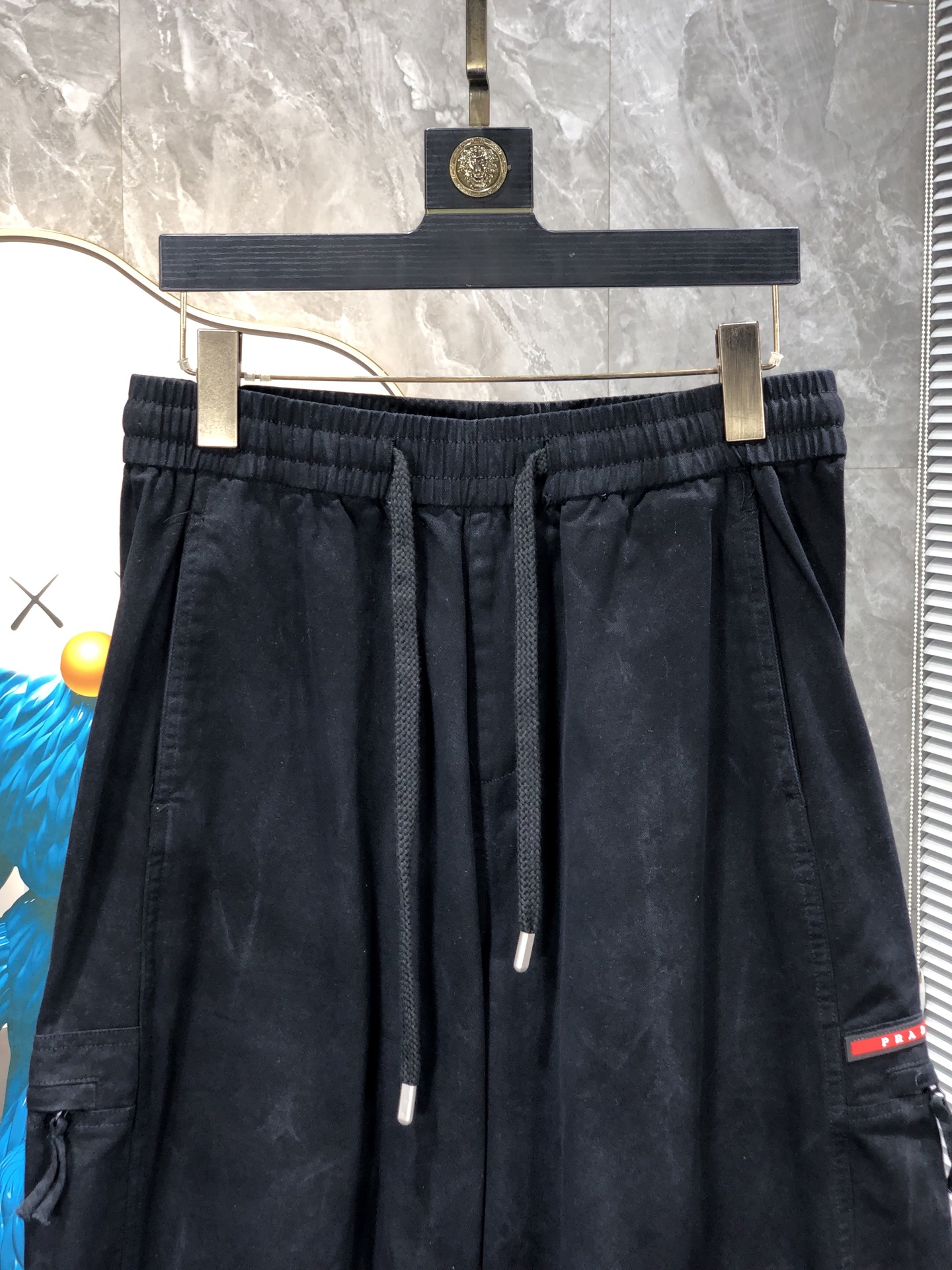 普拉达。26年春夏专柜新品同步上市。原单订制高品质时尚休闲裤。超级百搭款。独家定制面料，手感细腻柔软，贴