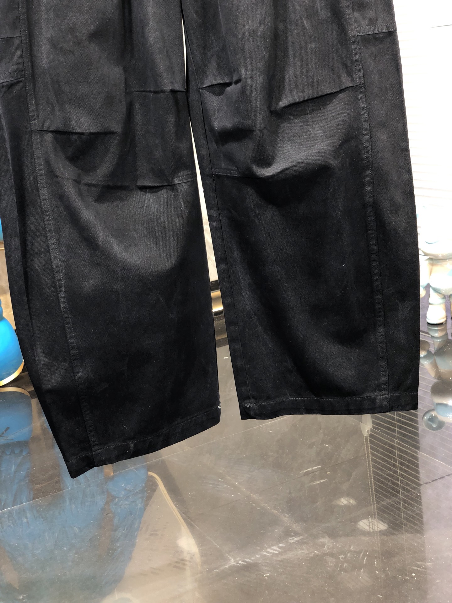普拉达。26年春夏专柜新品同步上市。原单订制高品质时尚休闲裤。超级百搭款。独家定制面料，手感细腻柔软，贴