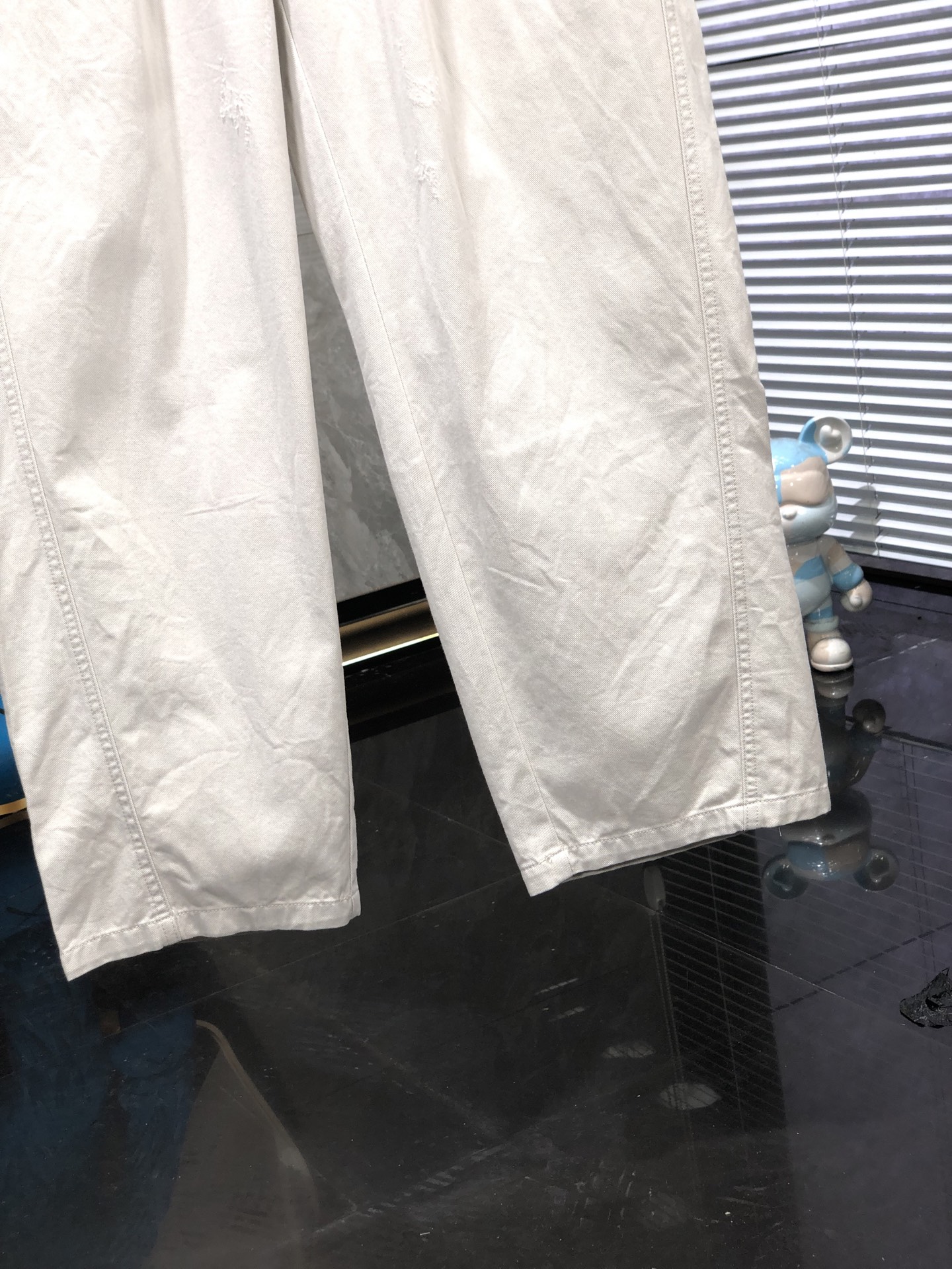 芬迪。26年春夏专柜新品同步上市。原单订制高品质时尚休闲裤。超级百搭款。独家定制面料，手感细腻柔软，贴身