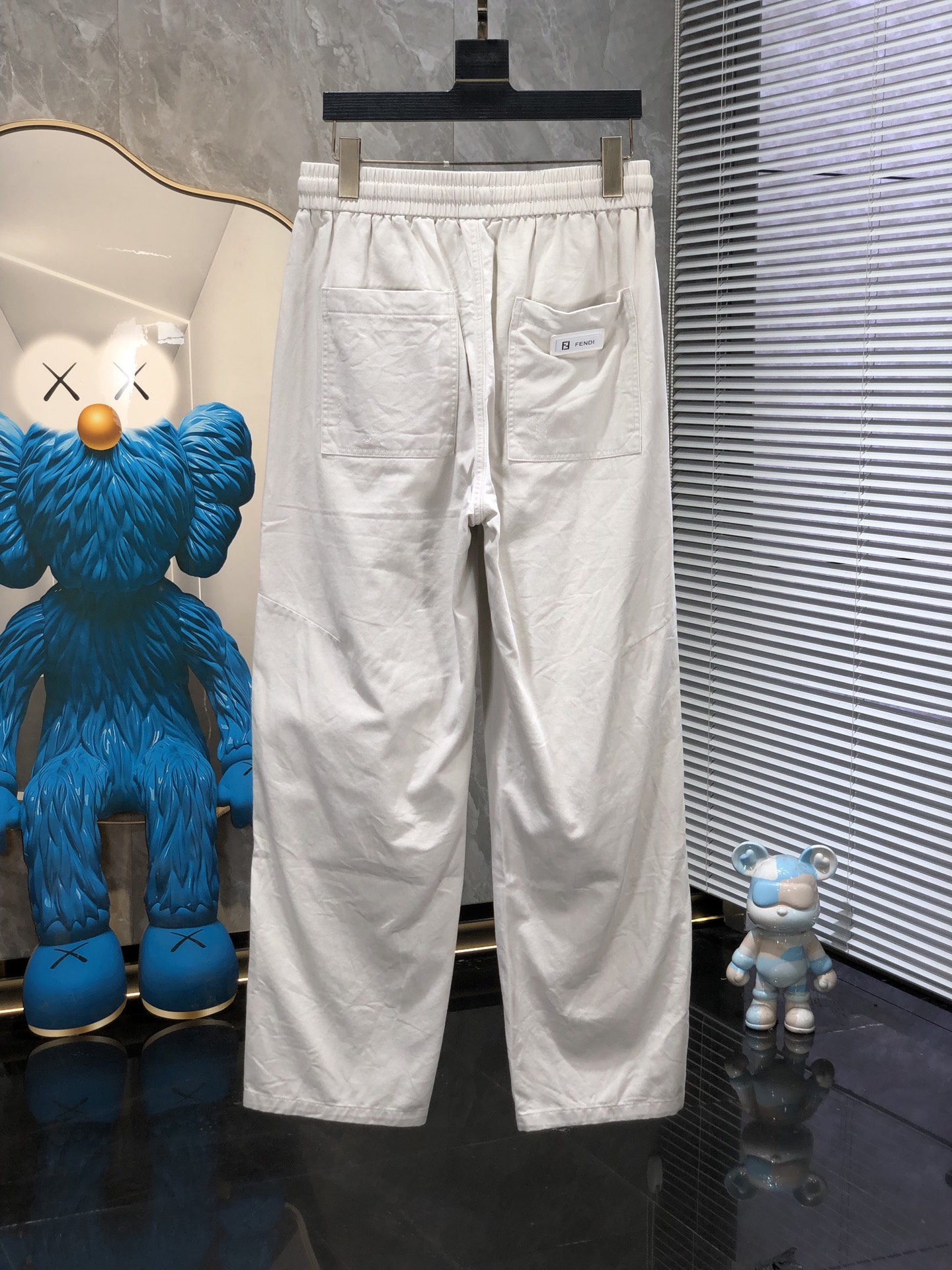 芬迪。26年春夏专柜新品同步上市。原单订制高品质时尚休闲裤。超级百搭款。独家定制面料，手感细腻柔软，贴身
