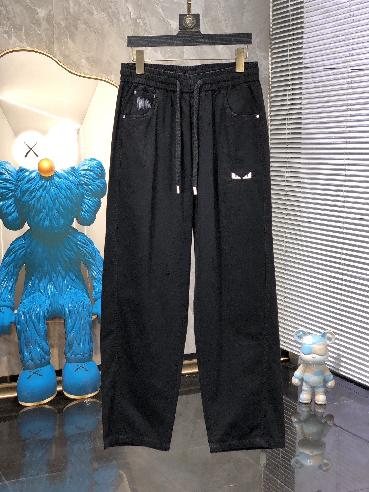 芬迪。26年春夏专柜新品同步上市。原单订制高品质时尚休闲裤。超级百搭款。独家定制面料，手感细腻柔软，贴身
