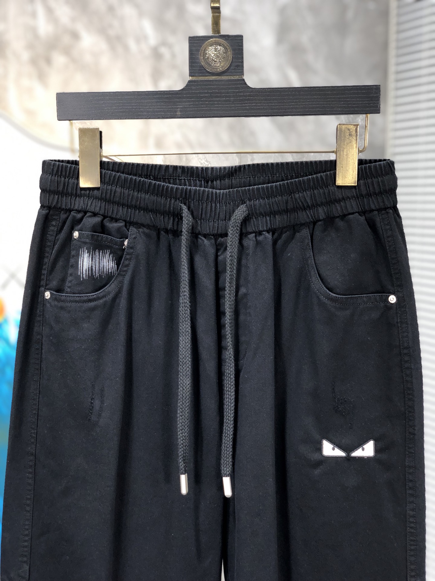 芬迪。26年春夏专柜新品同步上市。原单订制高品质时尚休闲裤。超级百搭款。独家定制面料，手感细腻柔软，贴身