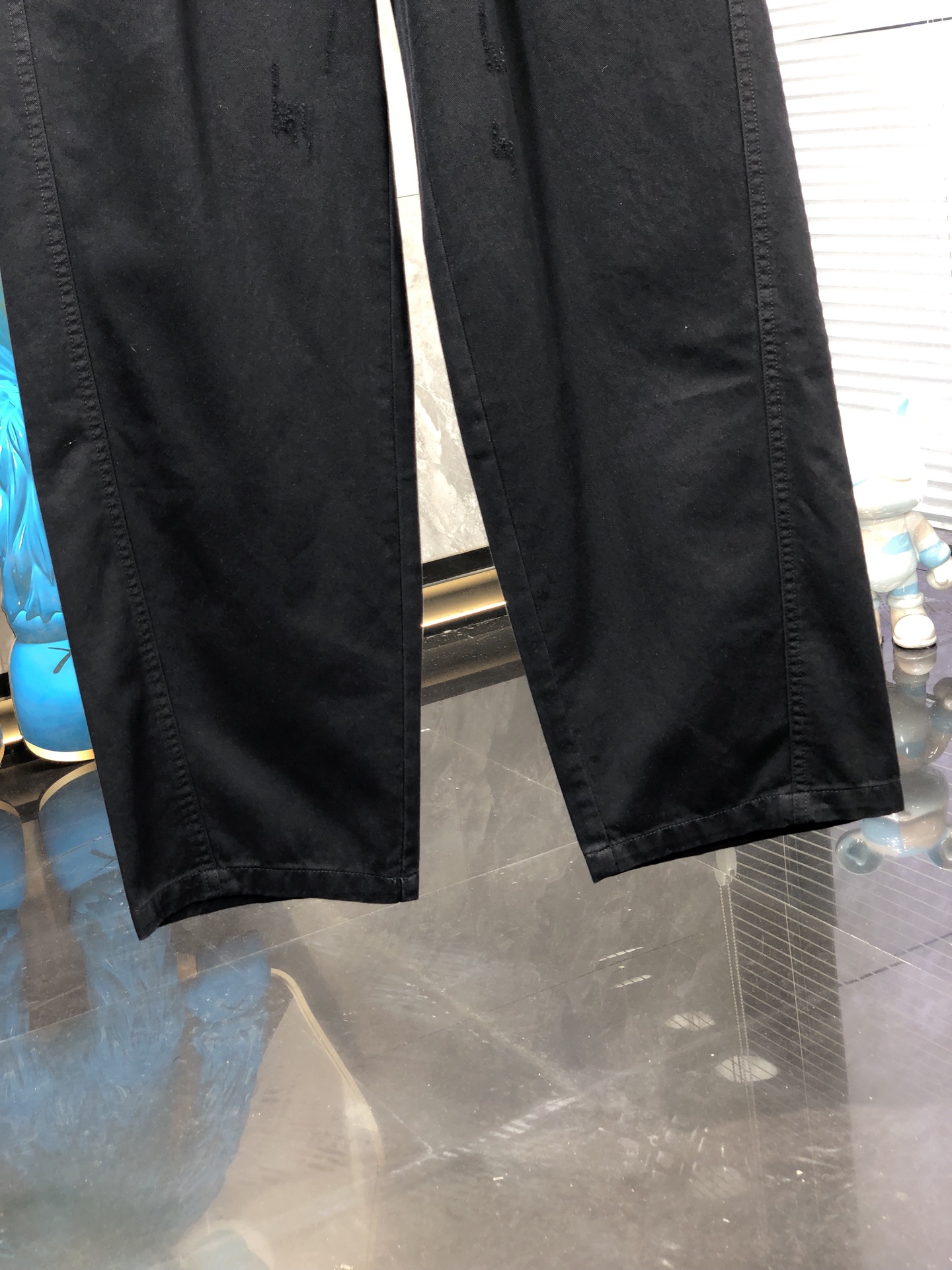 芬迪。26年春夏专柜新品同步上市。原单订制高品质时尚休闲裤。超级百搭款。独家定制面料，手感细腻柔软，贴身
