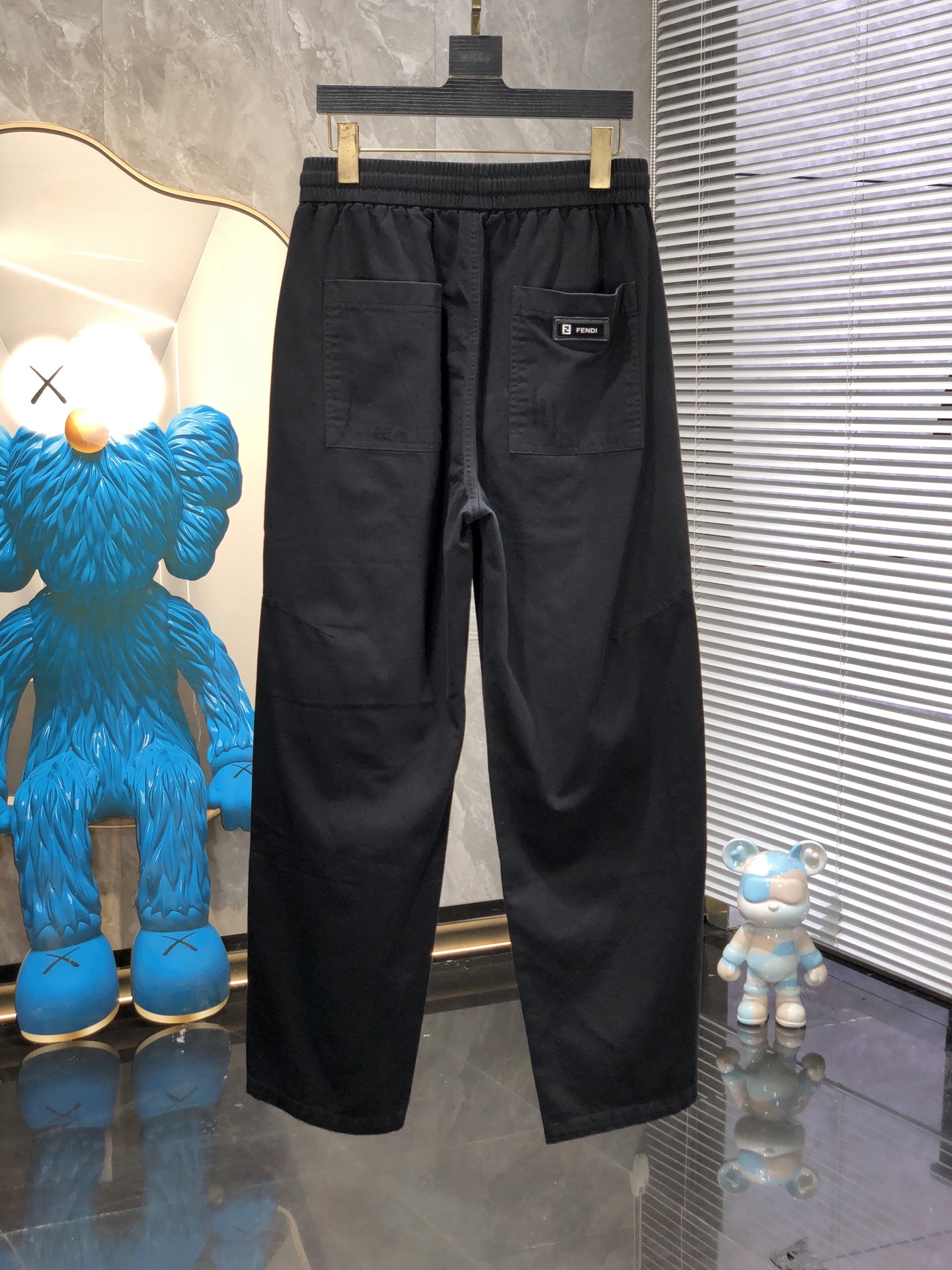 芬迪。26年春夏专柜新品同步上市。原单订制高品质时尚休闲裤。超级百搭款。独家定制面料，手感细腻柔软，贴身