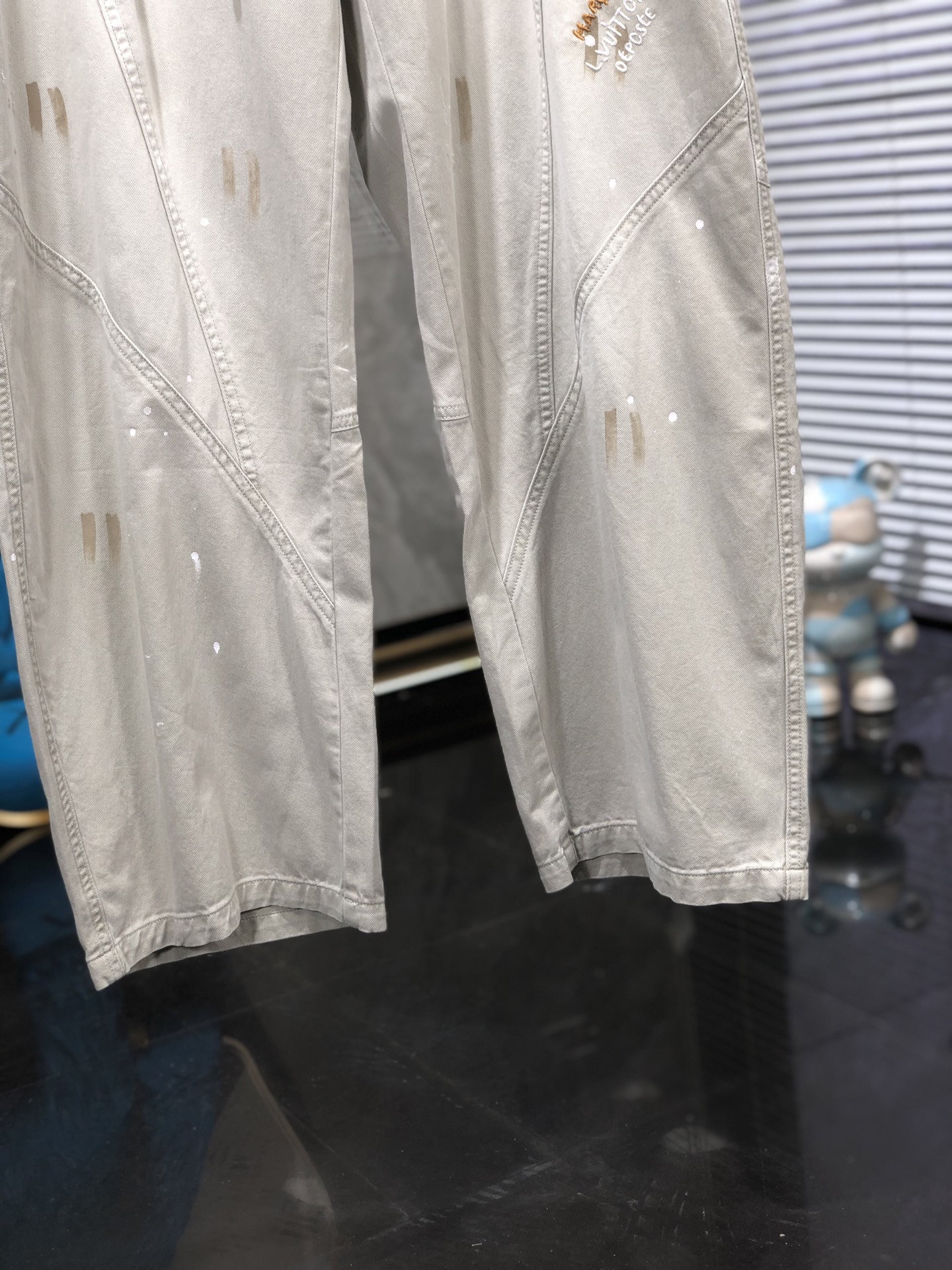 Lv。26年春夏专柜新品同步上市。原单订制高品质时尚休闲裤。超级百搭款。独家定制面料，手感细腻柔软，贴身