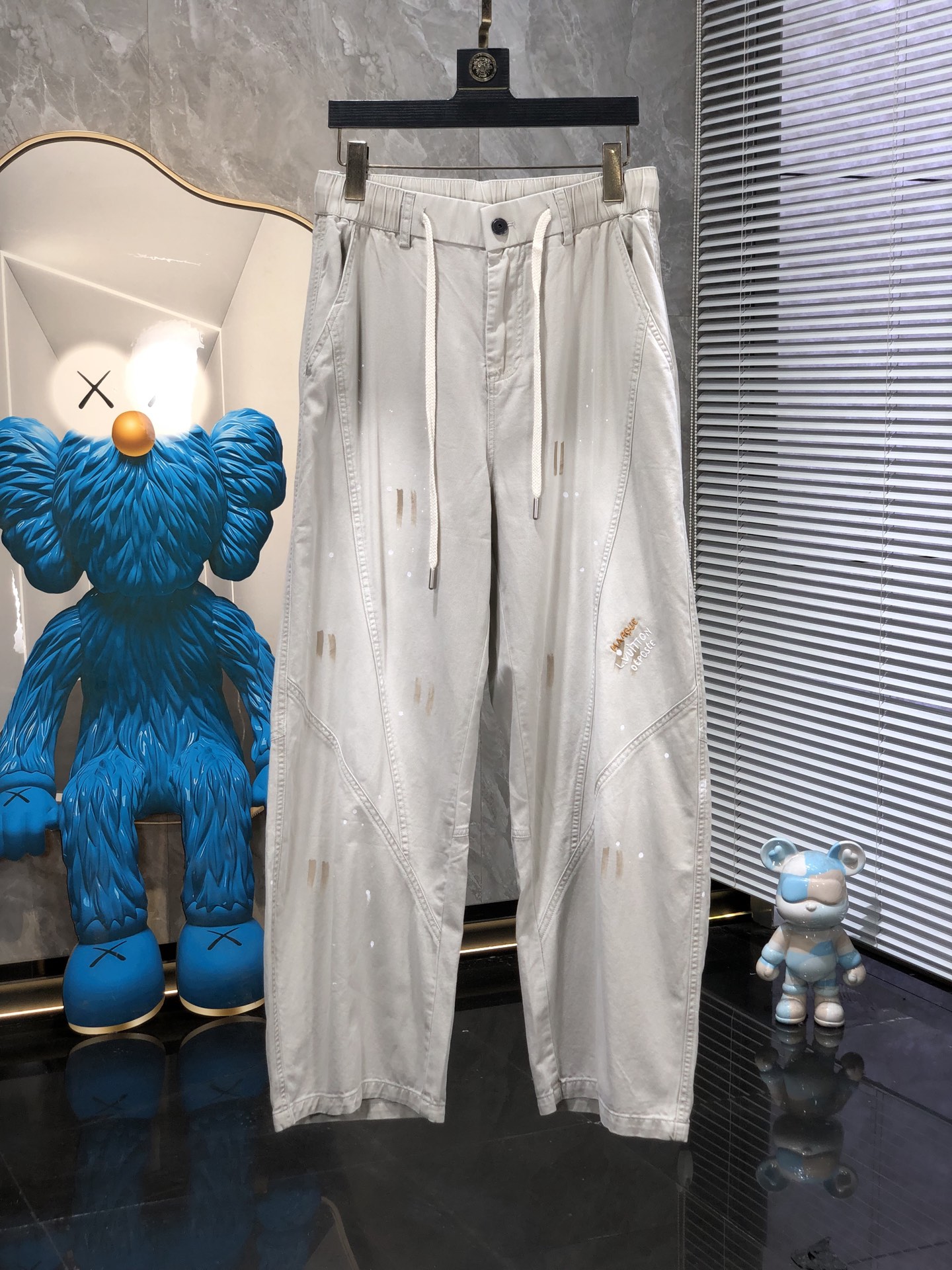 Lv。26年春夏专柜新品同步上市。原单订制高品质时尚休闲裤。超级百搭款。独家定制面料，手感细腻柔软，贴身