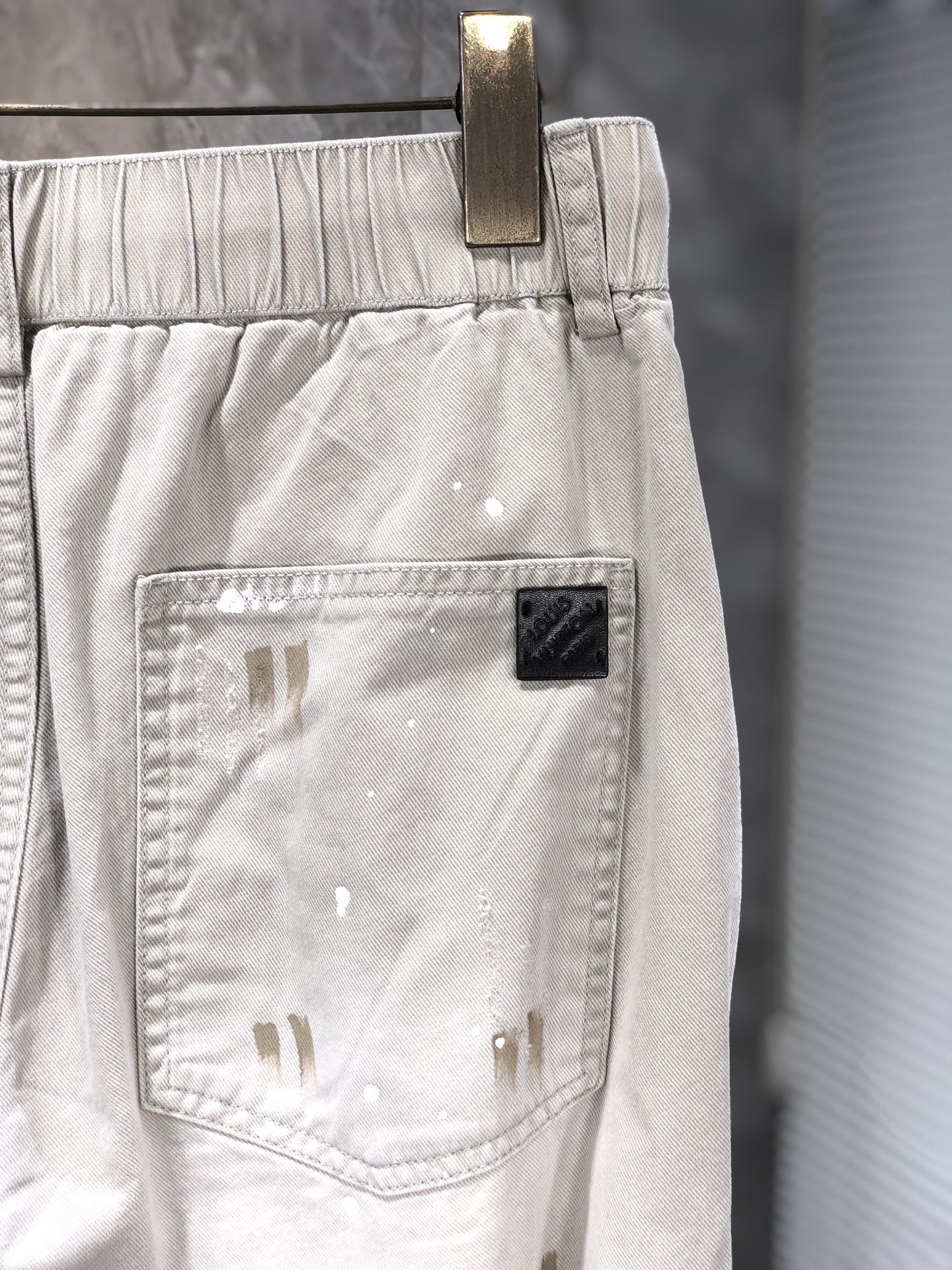 Lv。26年春夏专柜新品同步上市。原单订制高品质时尚休闲裤。超级百搭款。独家定制面料，手感细腻柔软，贴身