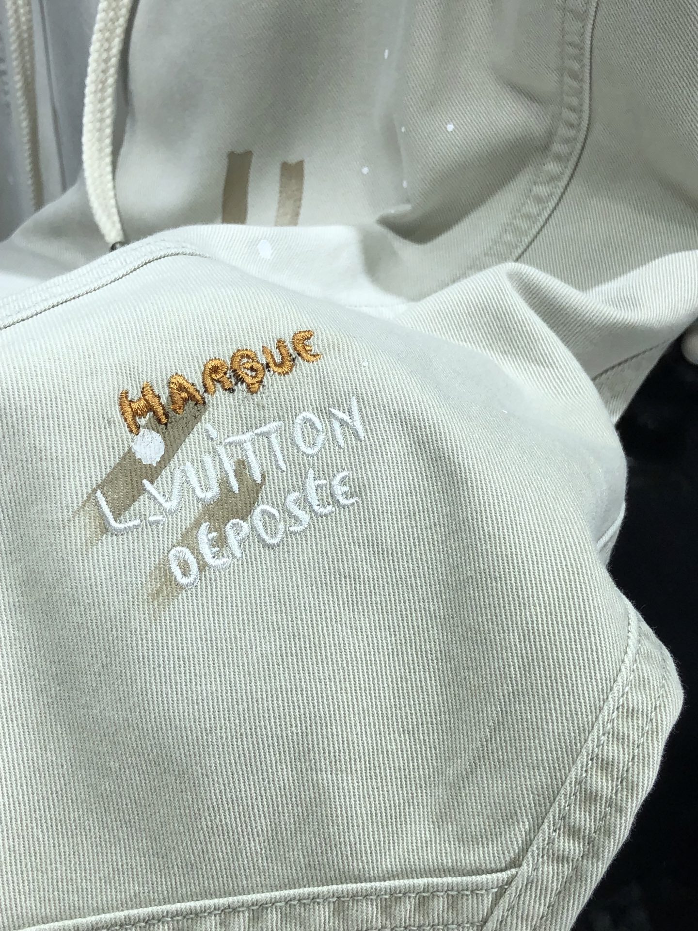 Lv。26年春夏专柜新品同步上市。原单订制高品质时尚休闲裤。超级百搭款。独家定制面料，手感细腻柔软，贴身