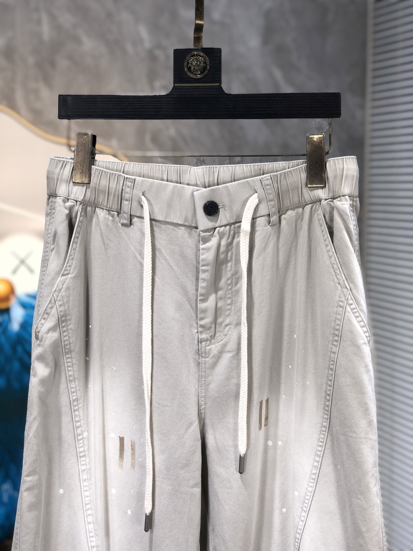 Lv。26年春夏专柜新品同步上市。原单订制高品质时尚休闲裤。超级百搭款。独家定制面料，手感细腻柔软，贴身