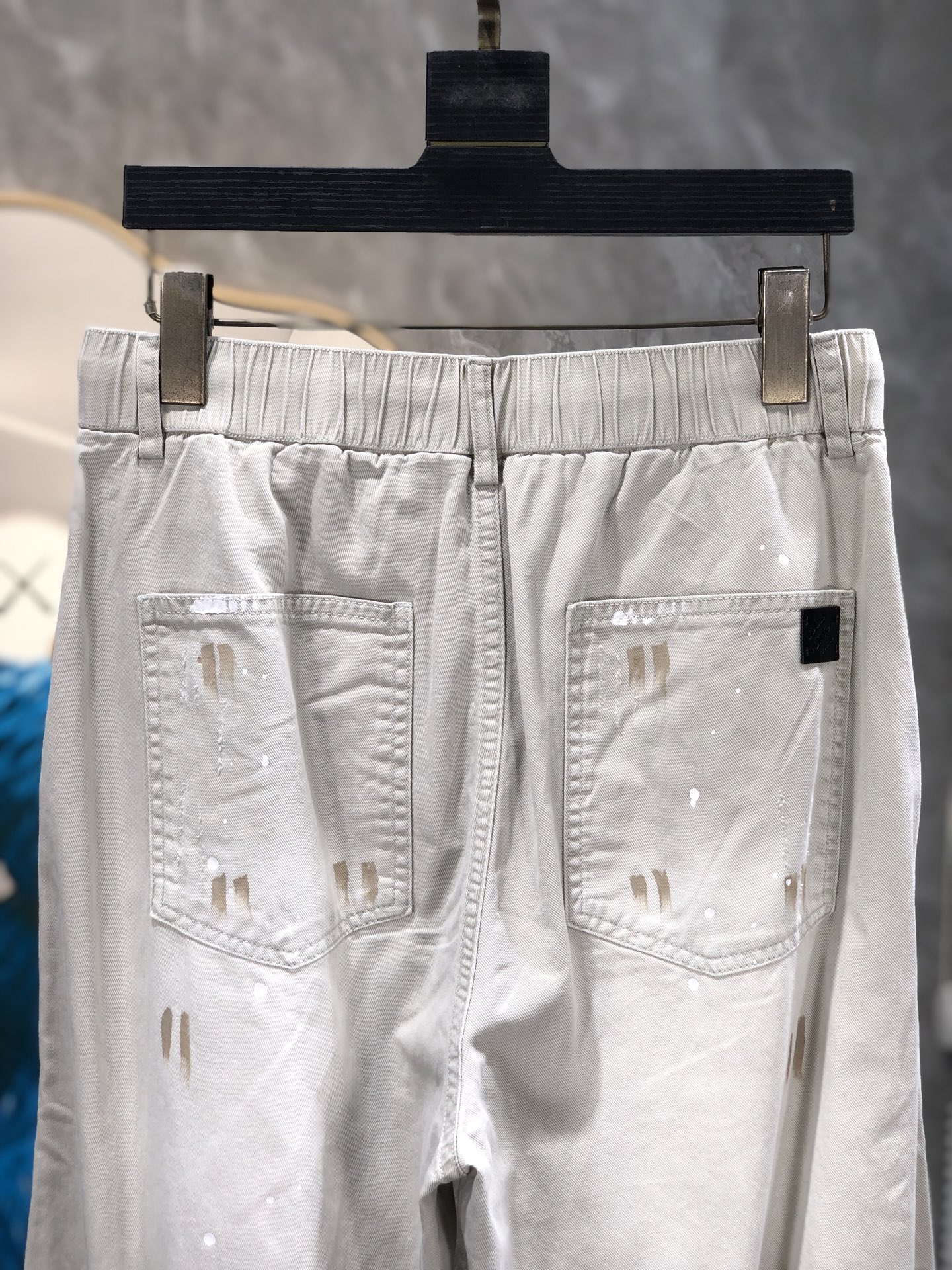 Lv。26年春夏专柜新品同步上市。原单订制高品质时尚休闲裤。超级百搭款。独家定制面料，手感细腻柔软，贴身