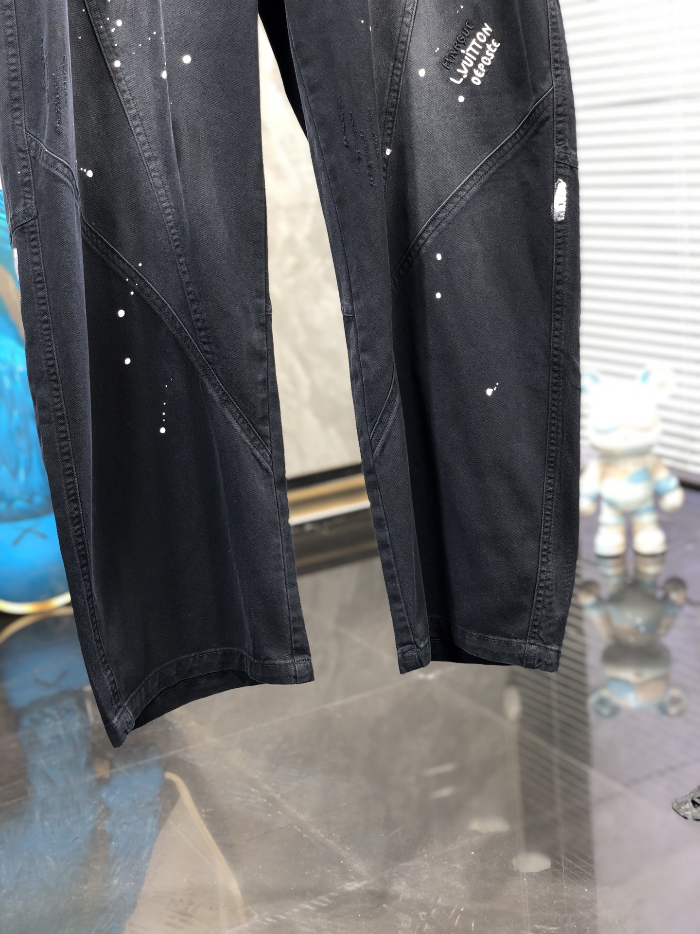 Lv。26年春夏专柜新品同步上市。原单订制高品质时尚休闲裤。超级百搭款。独家定制面料，手感细腻柔软，贴身