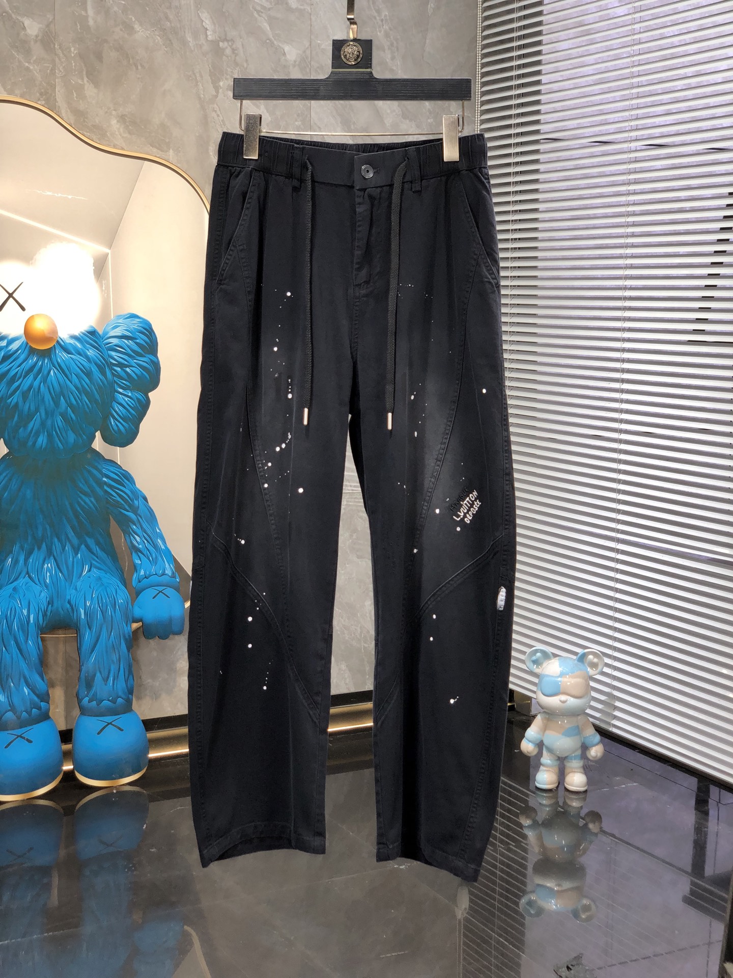 Lv。26年春夏专柜新品同步上市。原单订制高品质时尚休闲裤。超级百搭款。独家定制面料，手感细腻柔软，贴身