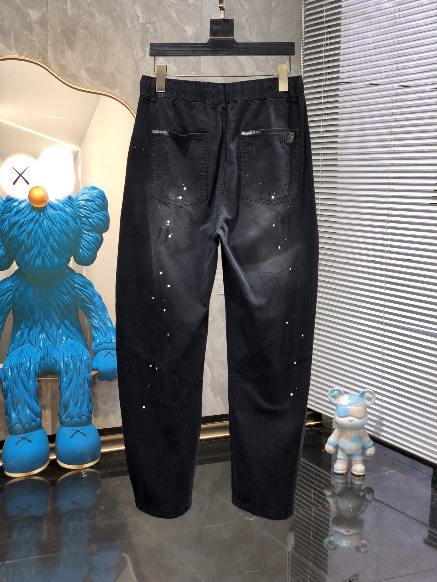 Lv。26年春夏专柜新品同步上市。原单订制高品质时尚休闲裤。超级百搭款。独家定制面料，手感细腻柔软，贴身