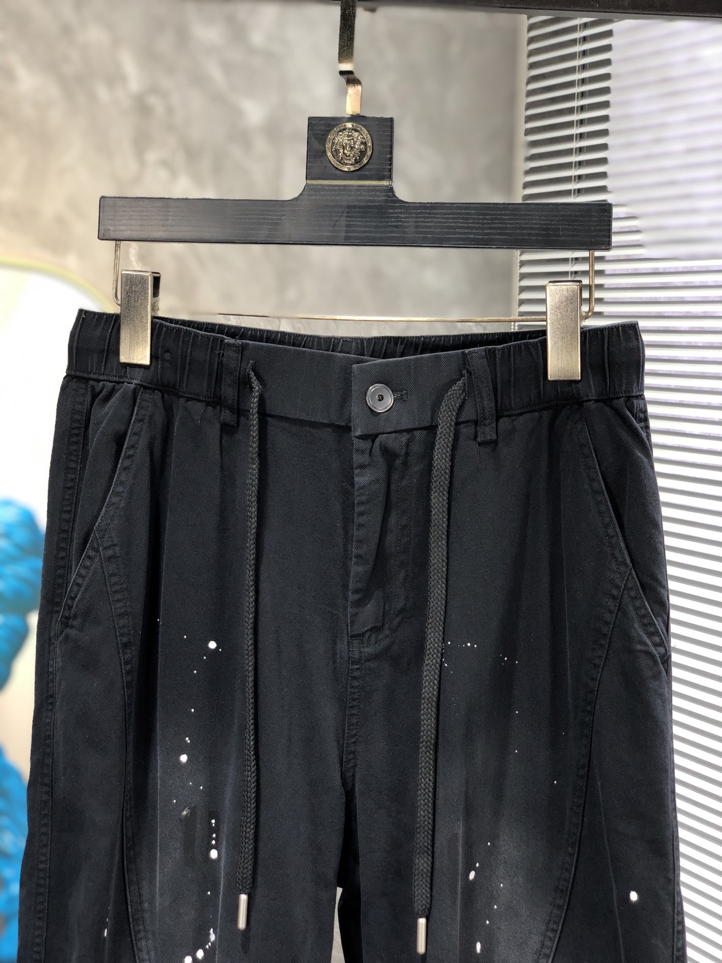 Lv。26年春夏专柜新品同步上市。原单订制高品质时尚休闲裤。超级百搭款。独家定制面料，手感细腻柔软，贴身