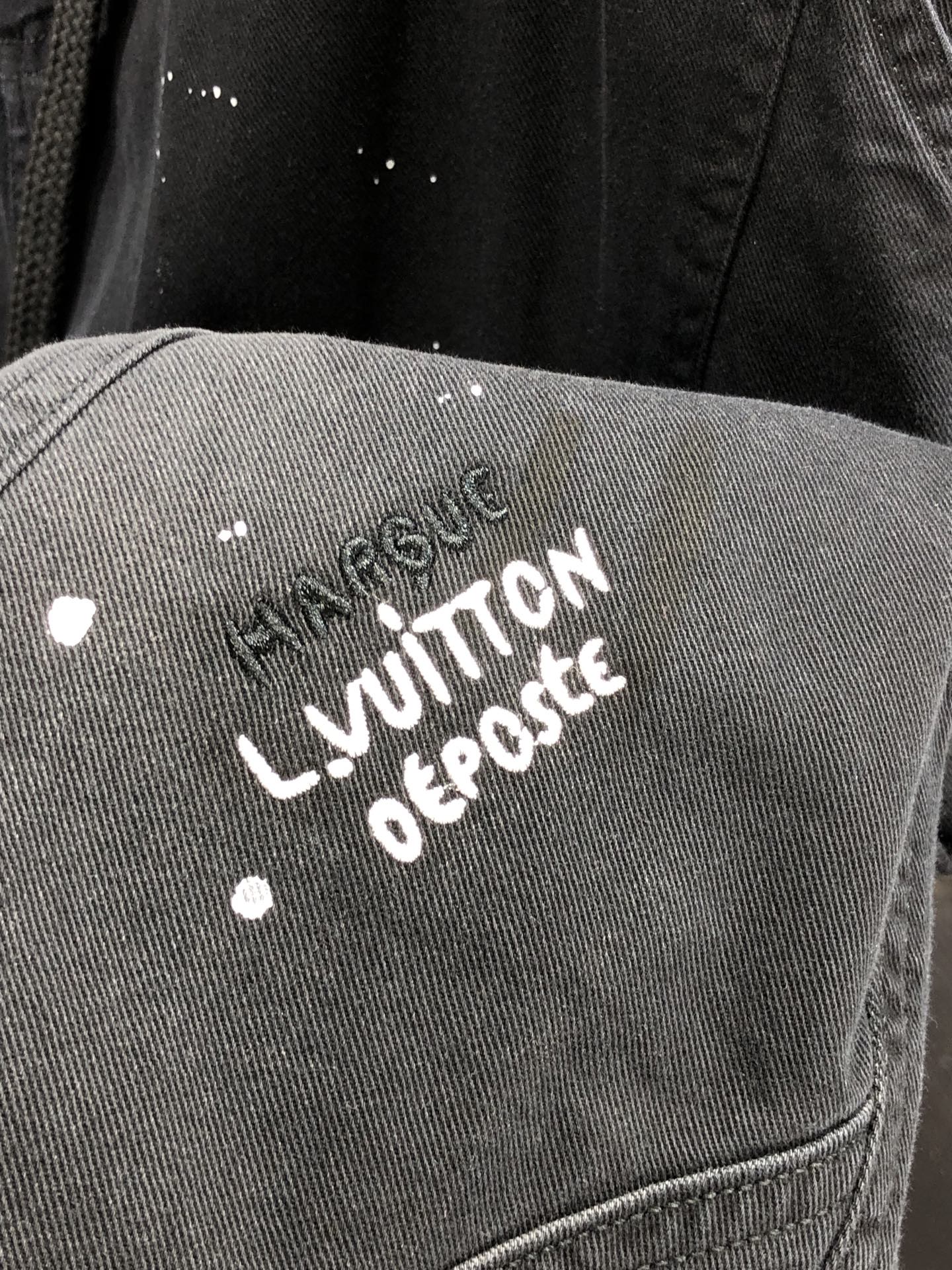 Lv。26年春夏专柜新品同步上市。原单订制高品质时尚休闲裤。超级百搭款。独家定制面料，手感细腻柔软，贴身