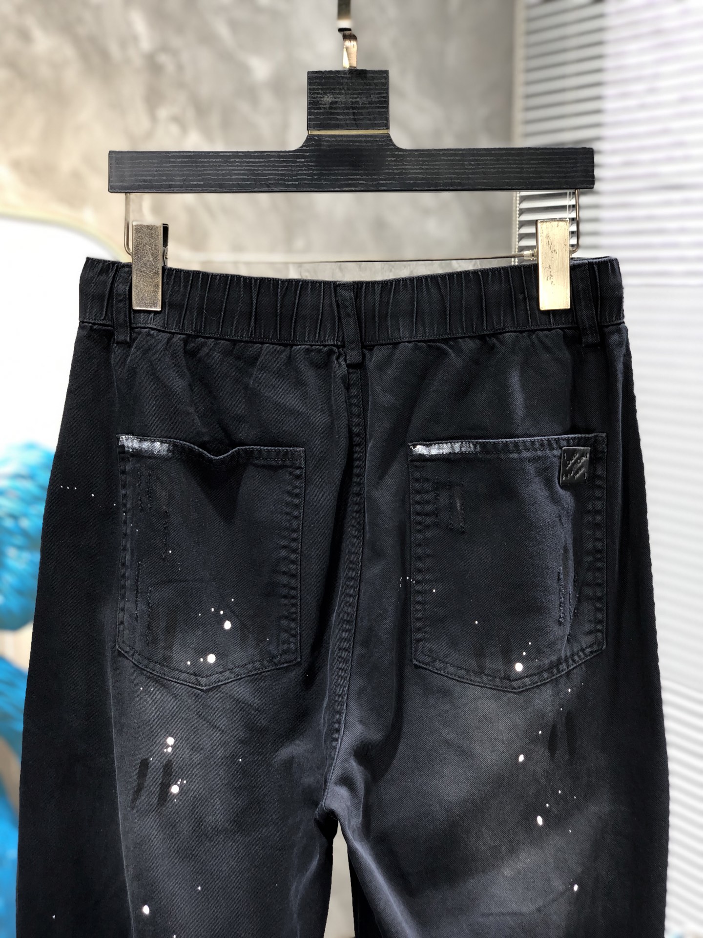 Lv。26年春夏专柜新品同步上市。原单订制高品质时尚休闲裤。超级百搭款。独家定制面料，手感细腻柔软，贴身