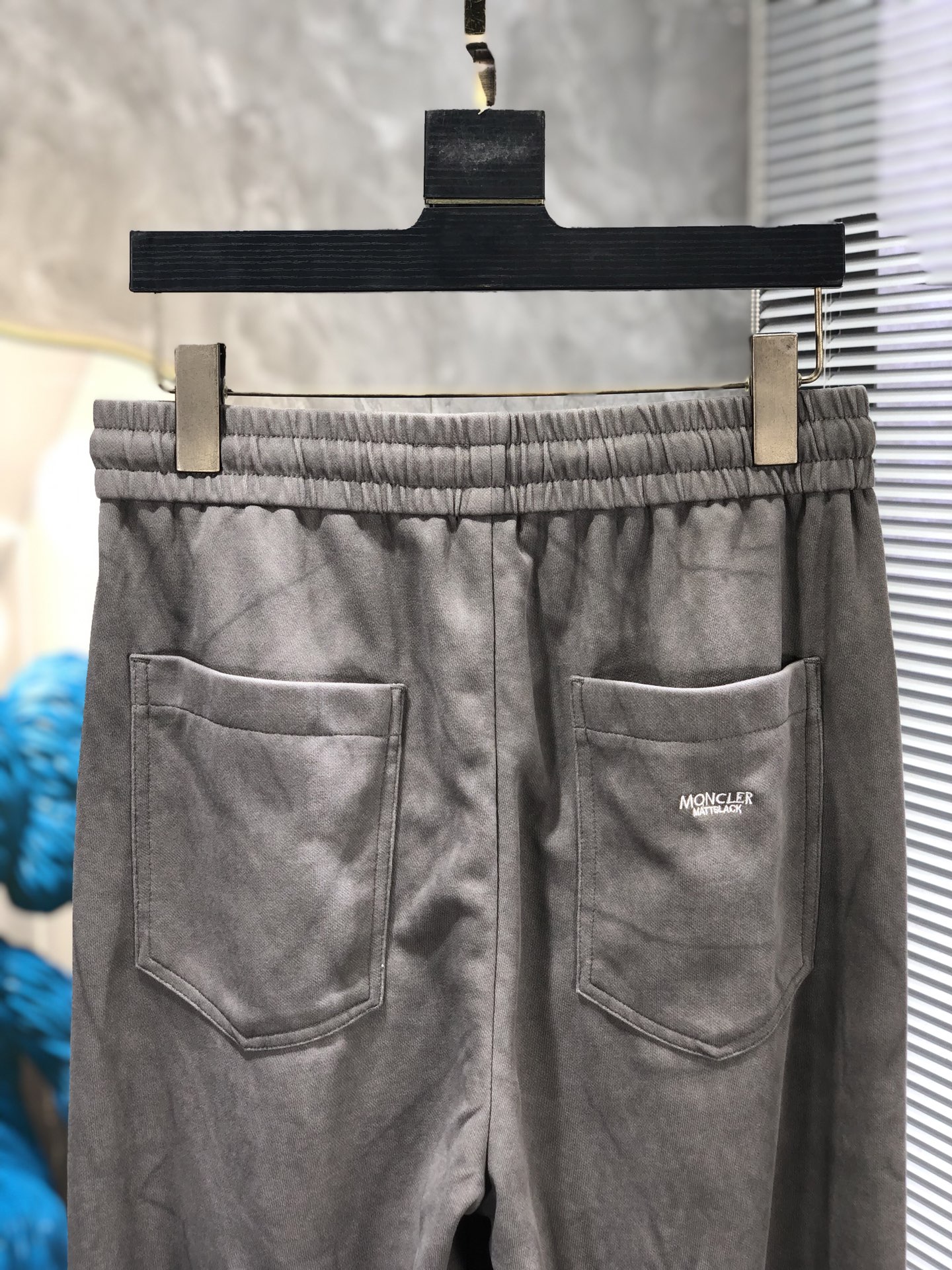 蒙口。26年春夏专柜新品同步上市。原单订制高品质时尚休闲裤。超级百搭款。独家定制面料，手感细腻柔软，贴身