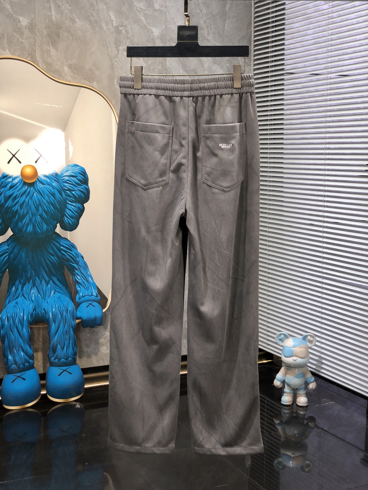 蒙口。26年春夏专柜新品同步上市。原单订制高品质时尚休闲裤。超级百搭款。独家定制面料，手感细腻柔软，贴身