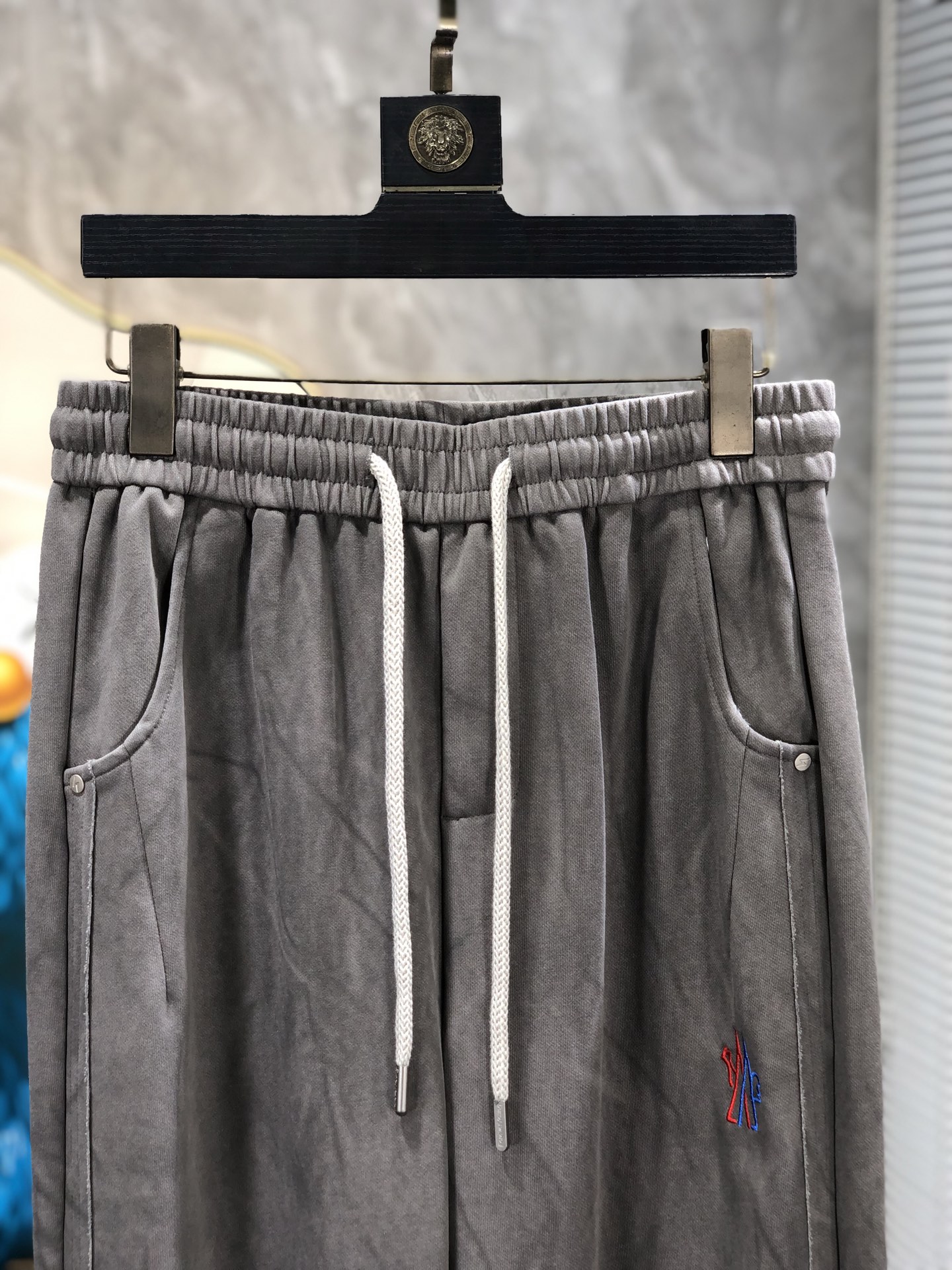 蒙口。26年春夏专柜新品同步上市。原单订制高品质时尚休闲裤。超级百搭款。独家定制面料，手感细腻柔软，贴身
