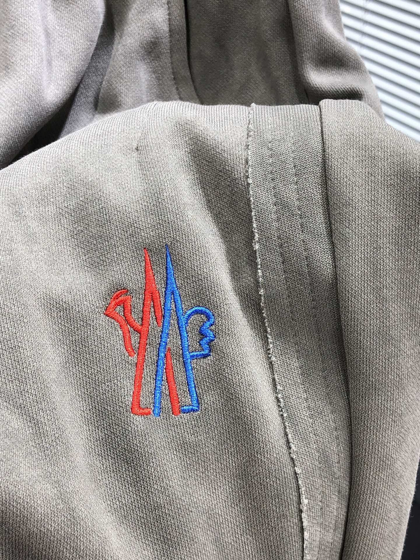 蒙口。26年春夏专柜新品同步上市。原单订制高品质时尚休闲裤。超级百搭款。独家定制面料，手感细腻柔软，贴身