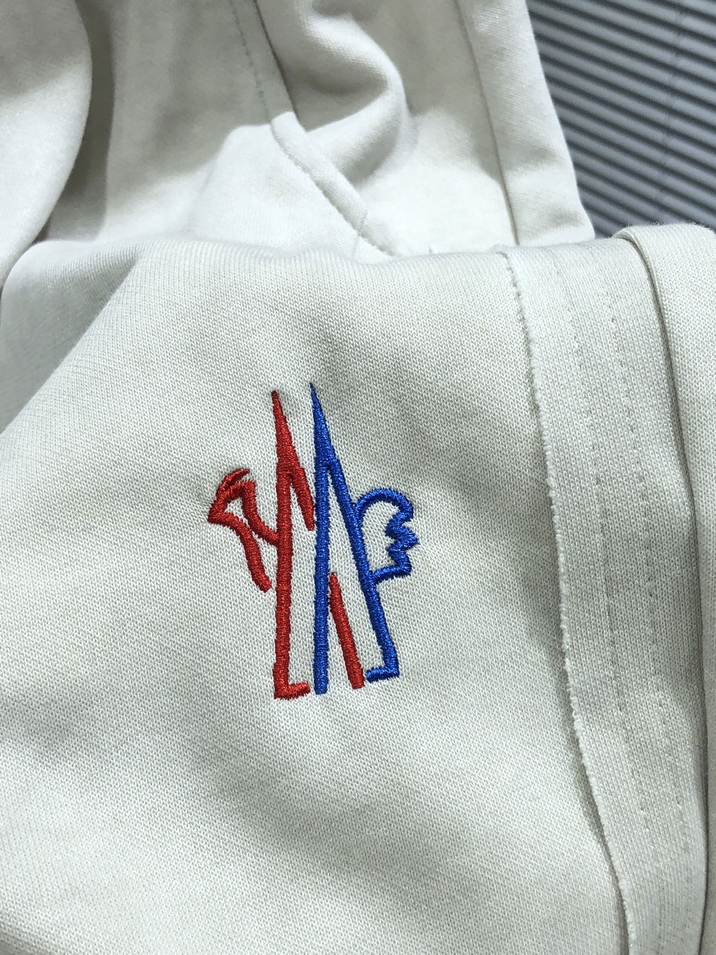 蒙口。26年春夏专柜新品同步上市。原单订制高品质时尚休闲裤。超级百搭款。独家定制面料，手感细腻柔软，贴身