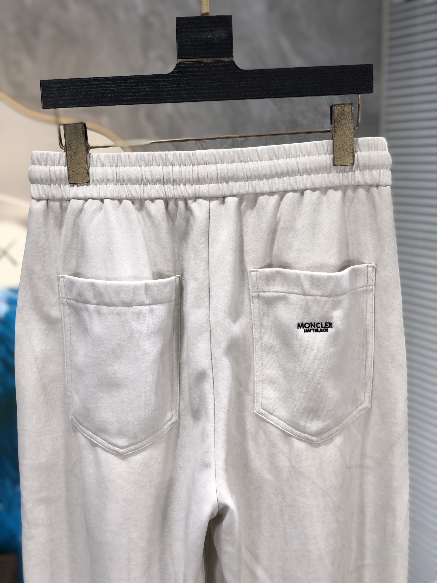 蒙口。26年春夏专柜新品同步上市。原单订制高品质时尚休闲裤。超级百搭款。独家定制面料，手感细腻柔软，贴身