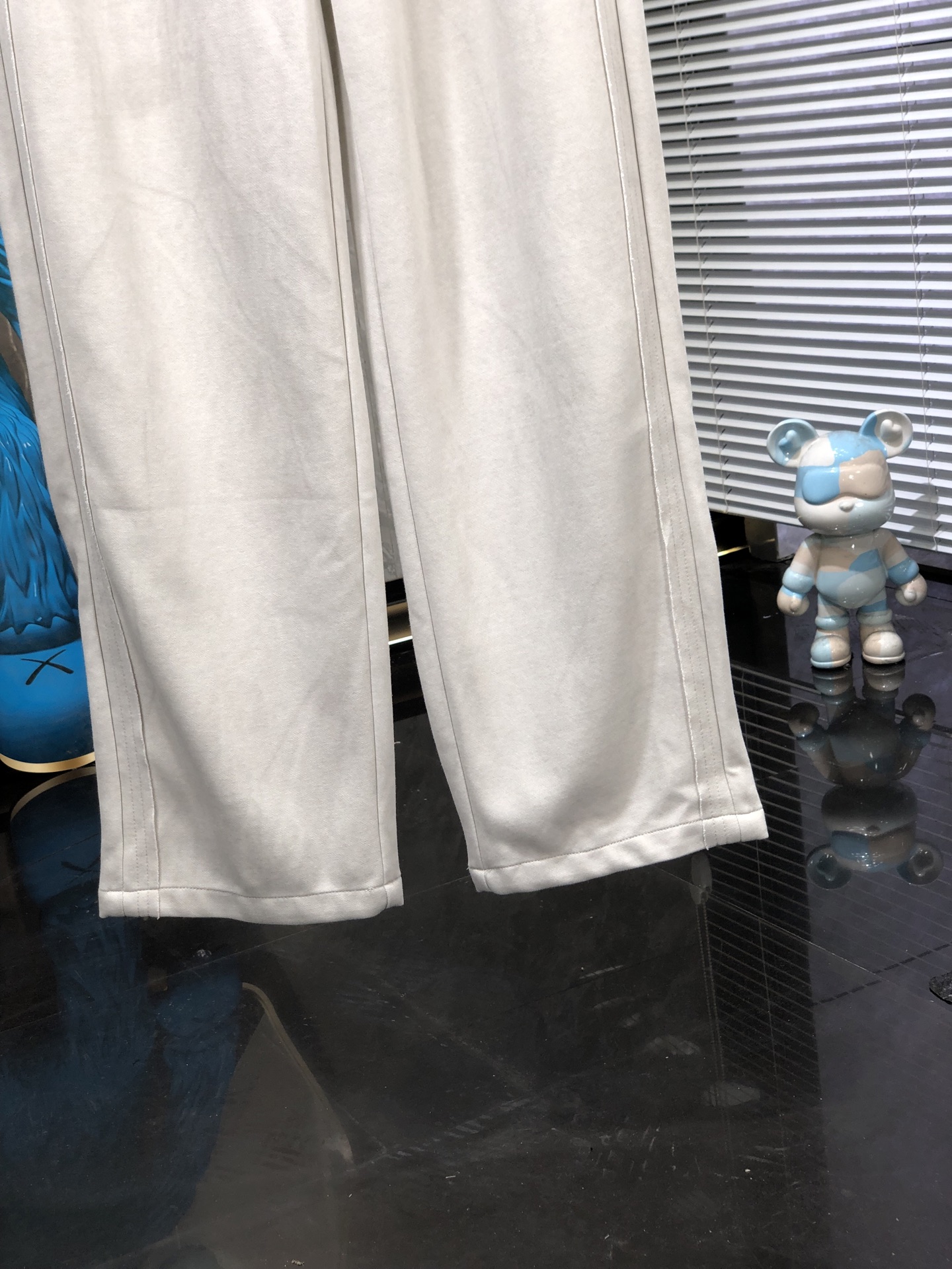蒙口。26年春夏专柜新品同步上市。原单订制高品质时尚休闲裤。超级百搭款。独家定制面料，手感细腻柔软，贴身