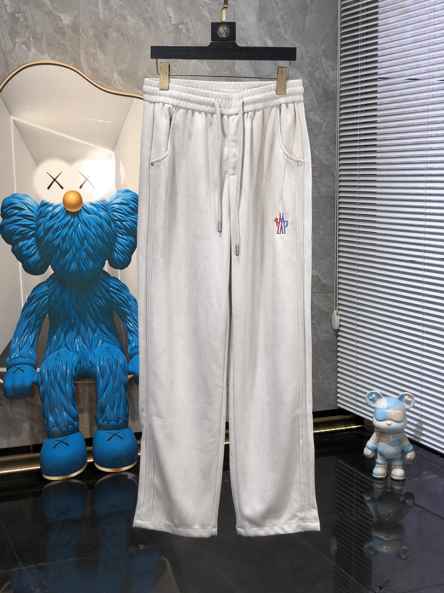 蒙口。26年春夏专柜新品同步上市。原单订制高品质时尚休闲裤。超级百搭款。独家定制面料，手感细腻柔软，贴身