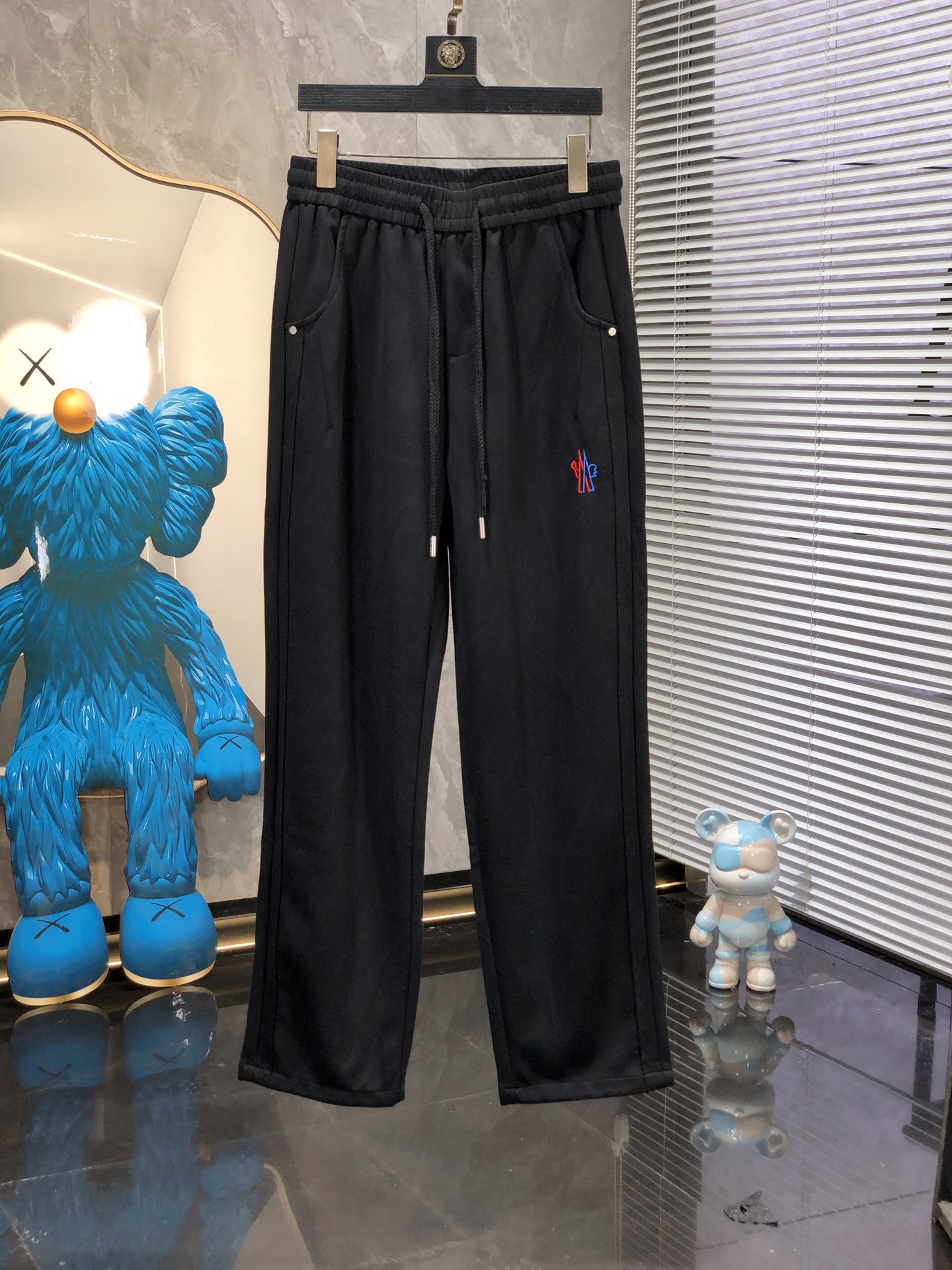 蒙口。26年春夏专柜新品同步上市。原单订制高品质时尚休闲裤。超级百搭款。独家定制面料，手感细腻柔软，贴身