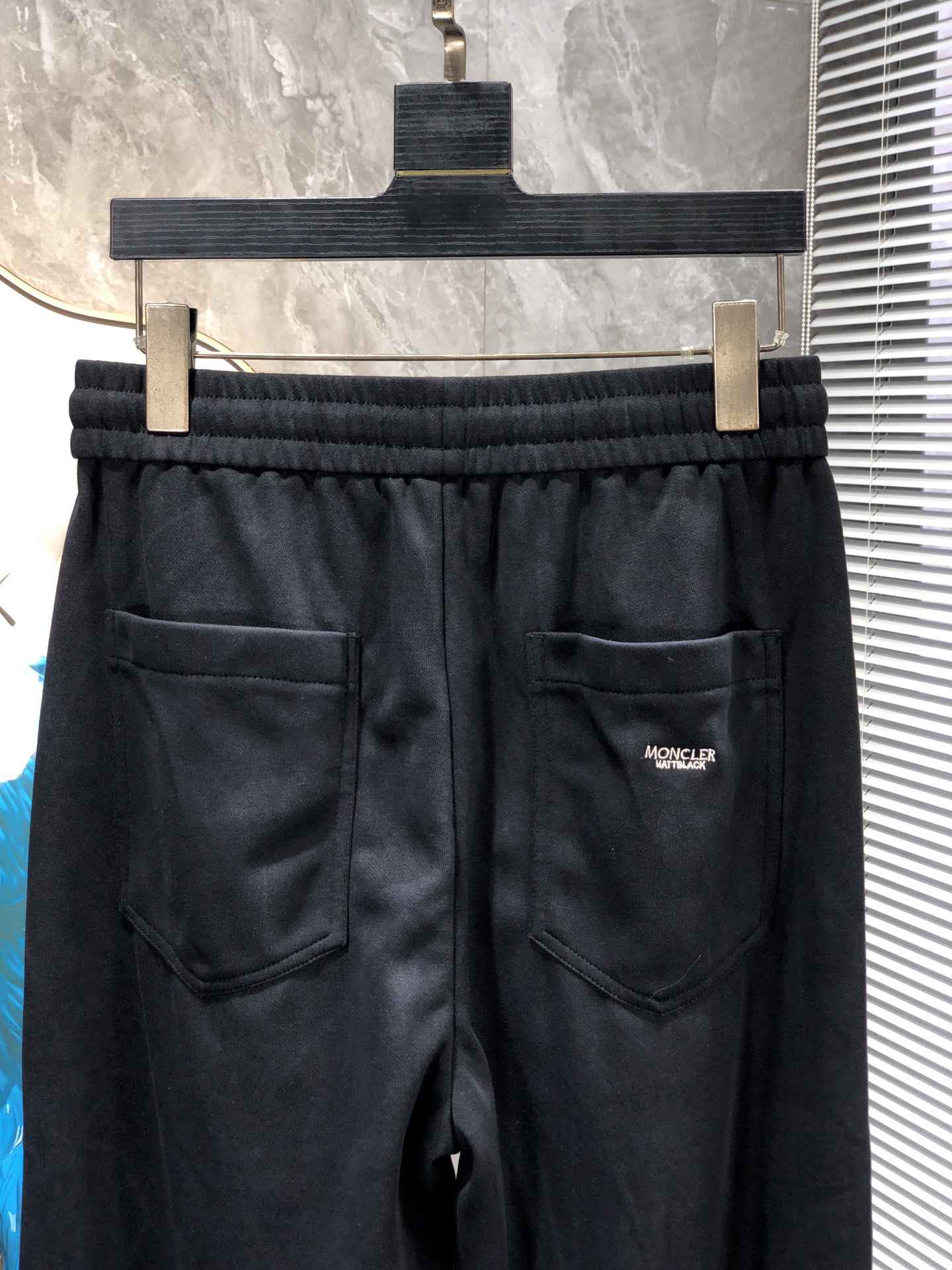 蒙口。26年春夏专柜新品同步上市。原单订制高品质时尚休闲裤。超级百搭款。独家定制面料，手感细腻柔软，贴身