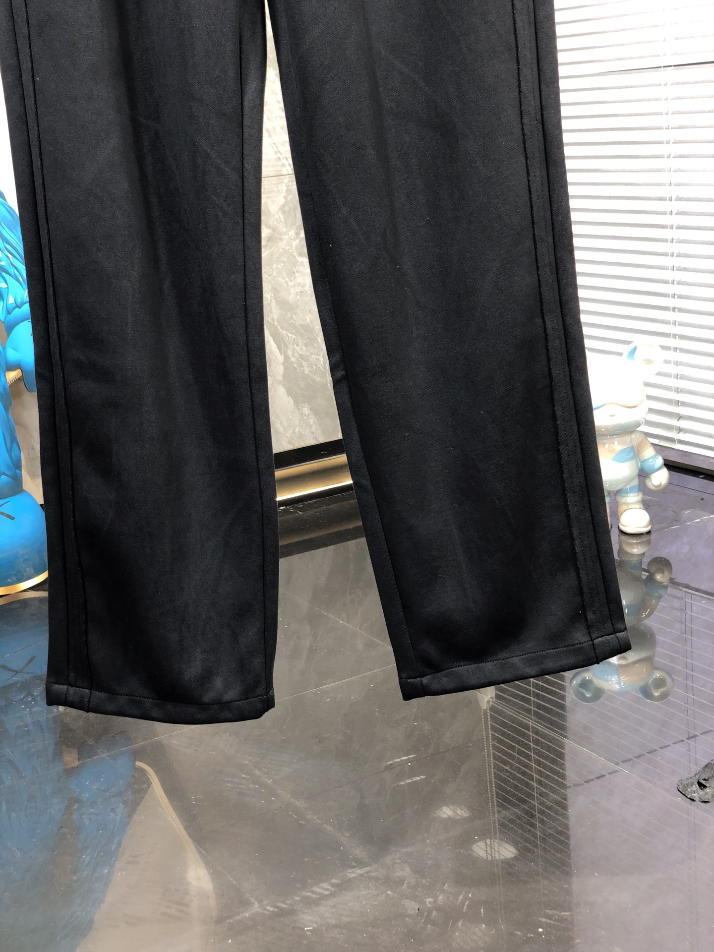 蒙口。26年春夏专柜新品同步上市。原单订制高品质时尚休闲裤。超级百搭款。独家定制面料，手感细腻柔软，贴身