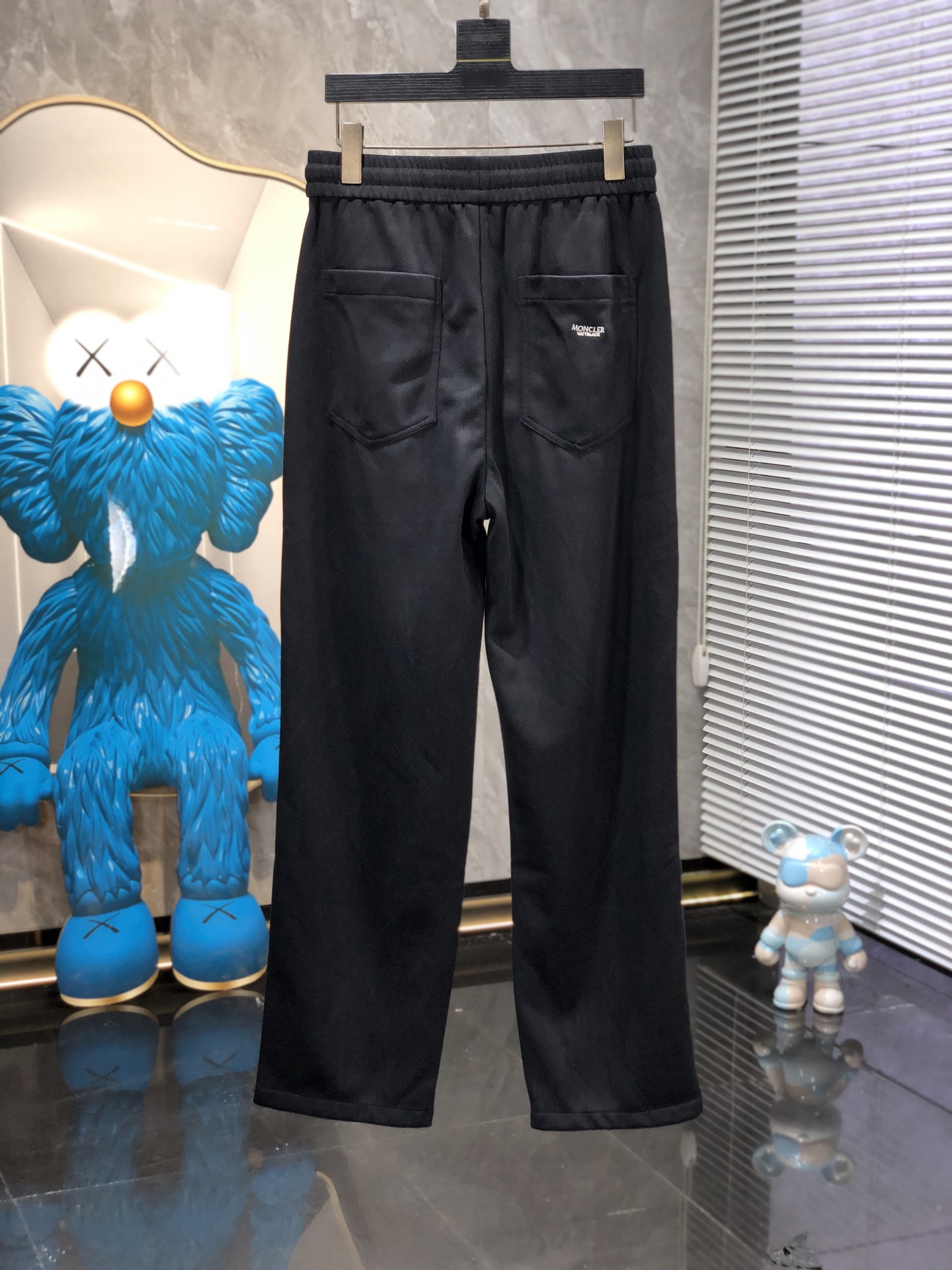 蒙口。26年春夏专柜新品同步上市。原单订制高品质时尚休闲裤。超级百搭款。独家定制面料，手感细腻柔软，贴身
