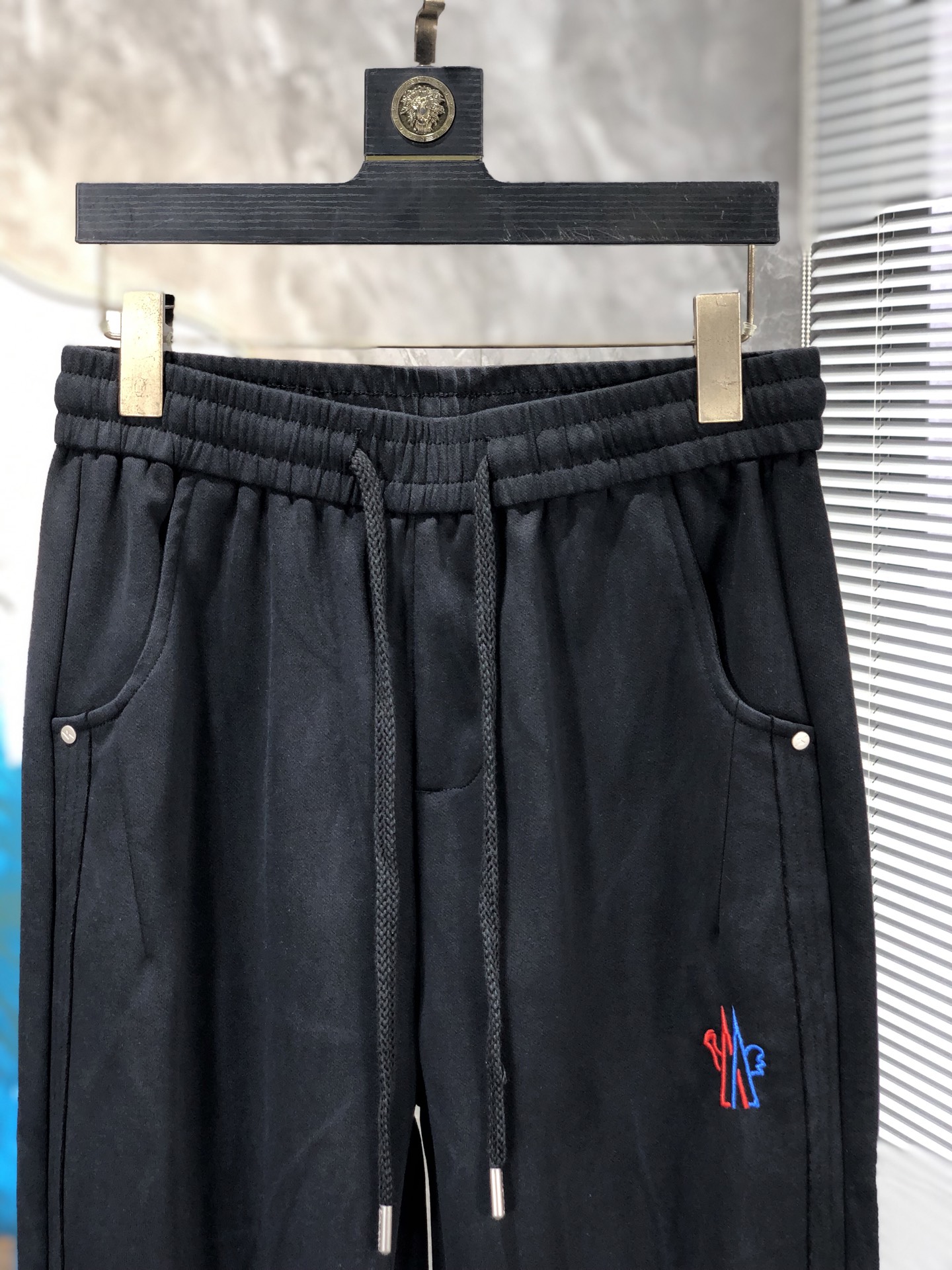 蒙口。26年春夏专柜新品同步上市。原单订制高品质时尚休闲裤。超级百搭款。独家定制面料，手感细腻柔软，贴身
