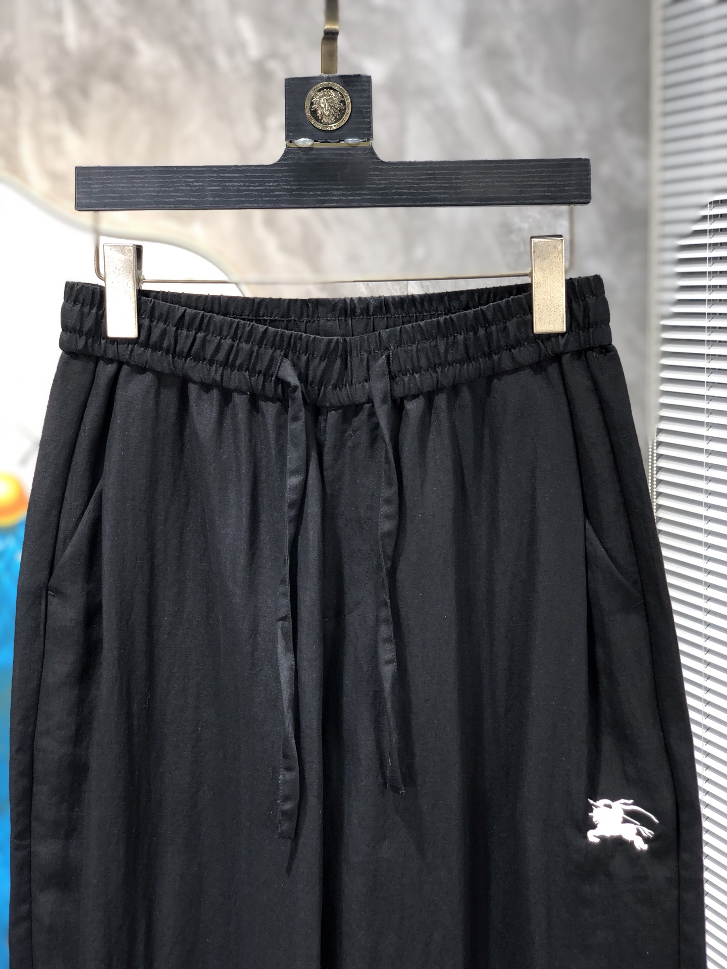 巴宝莉。26年春夏专柜新品同步上市。原单订制高品质时尚休闲裤。超级百搭款。独家定制面料，手感细腻柔软，贴