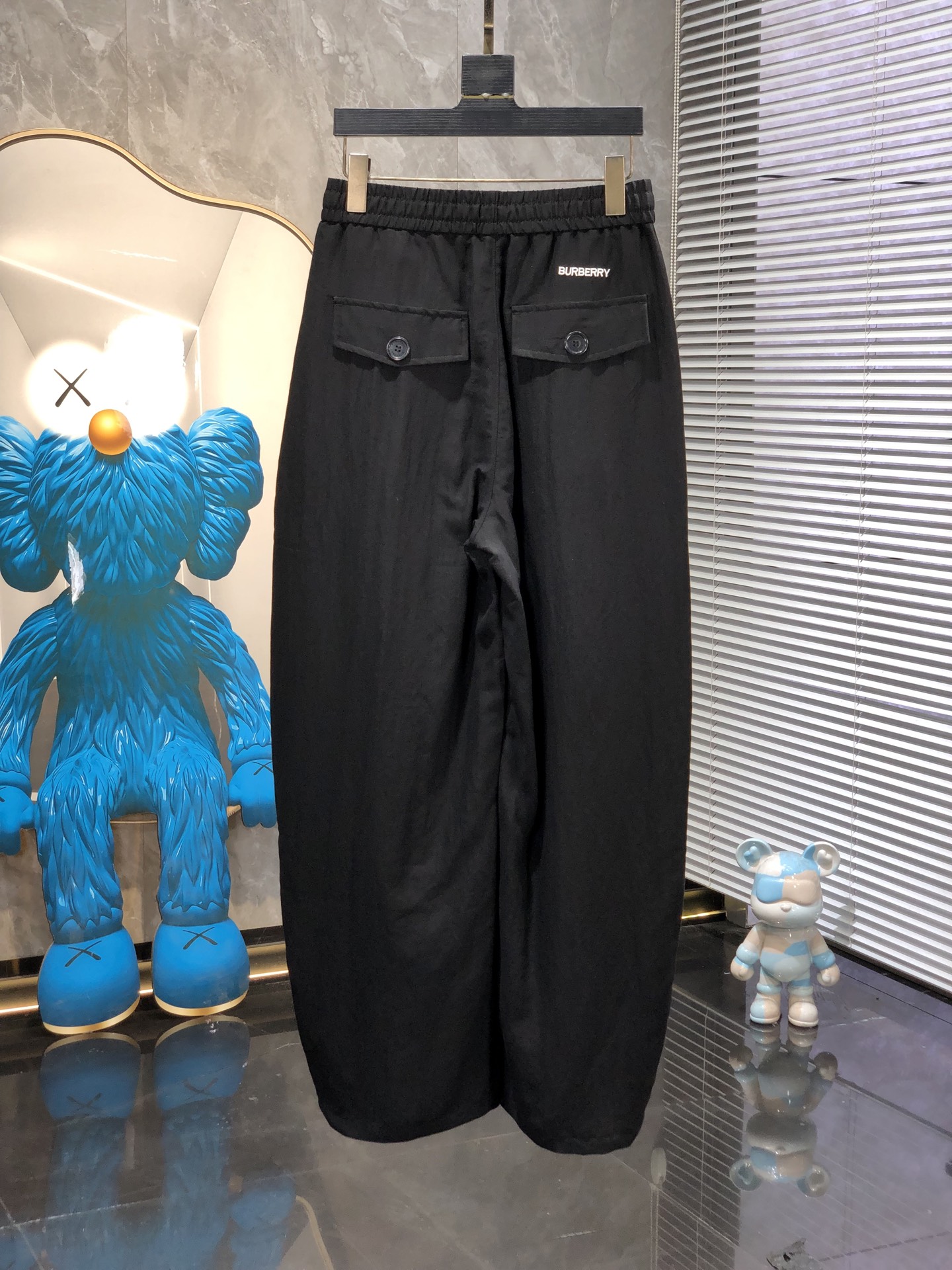 巴宝莉。26年春夏专柜新品同步上市。原单订制高品质时尚休闲裤。超级百搭款。独家定制面料，手感细腻柔软，贴