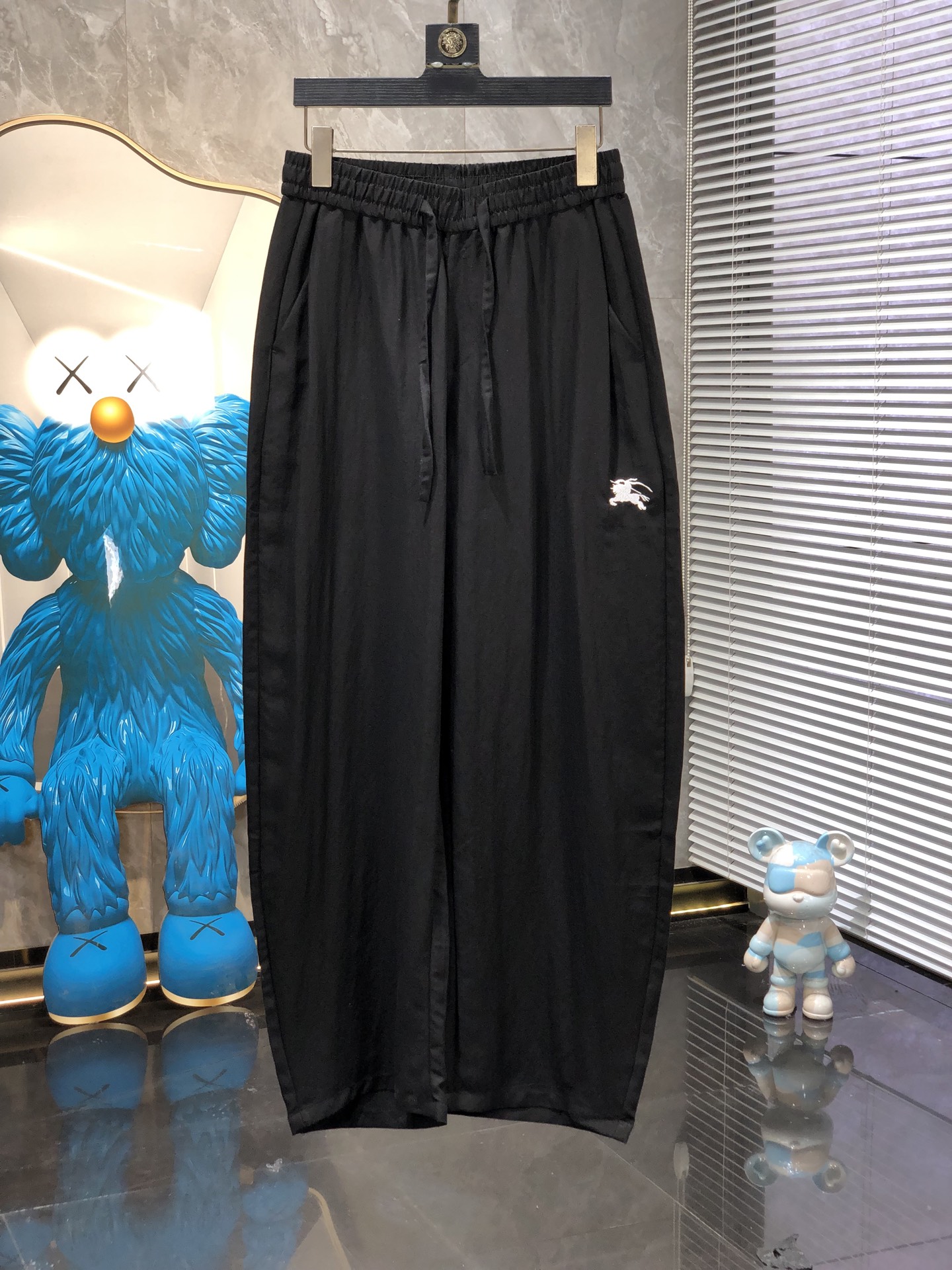巴宝莉。26年春夏专柜新品同步上市。原单订制高品质时尚休闲裤。超级百搭款。独家定制面料，手感细腻柔软，贴