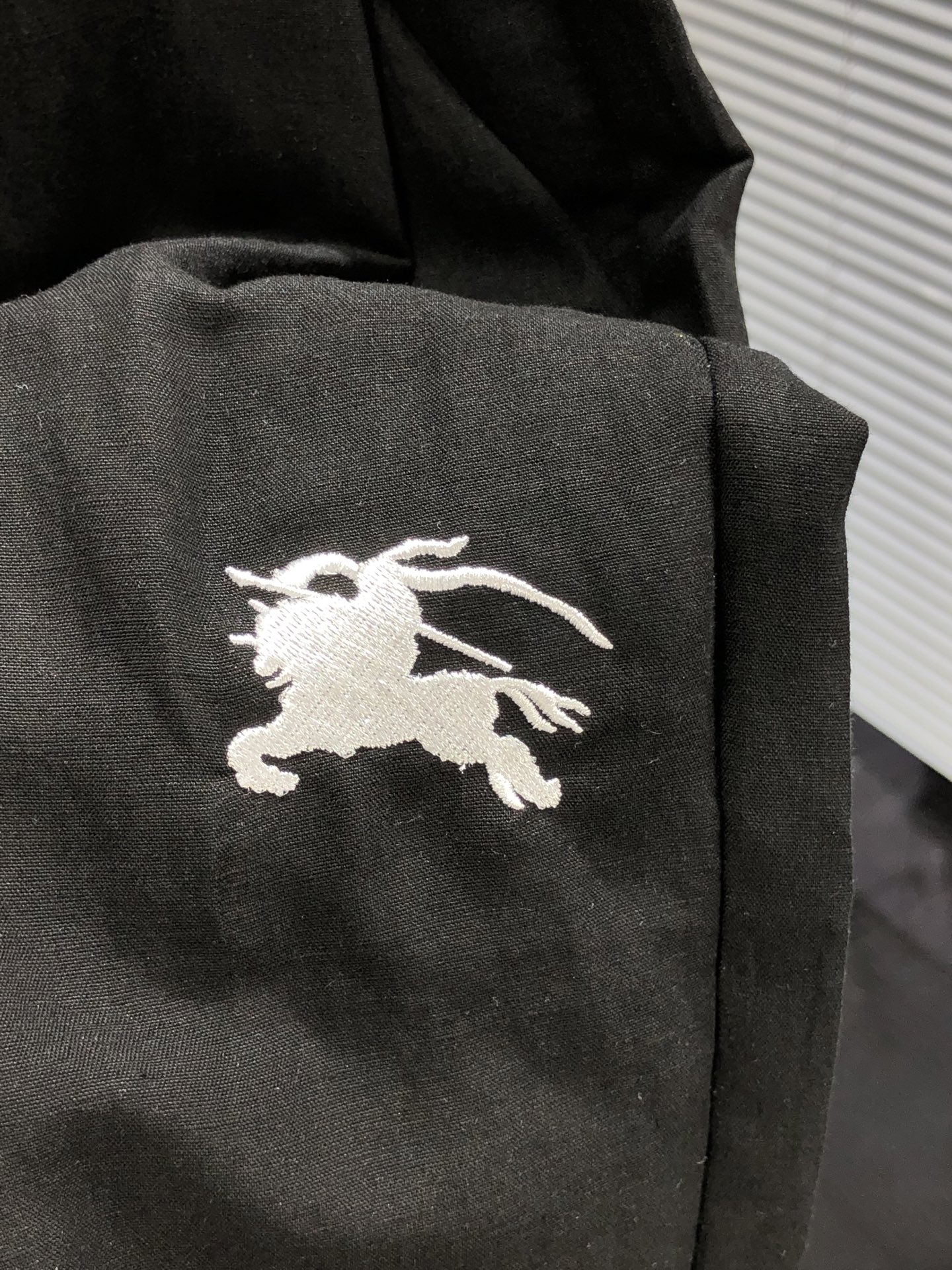 巴宝莉。26年春夏专柜新品同步上市。原单订制高品质时尚休闲裤。超级百搭款。独家定制面料，手感细腻柔软，贴