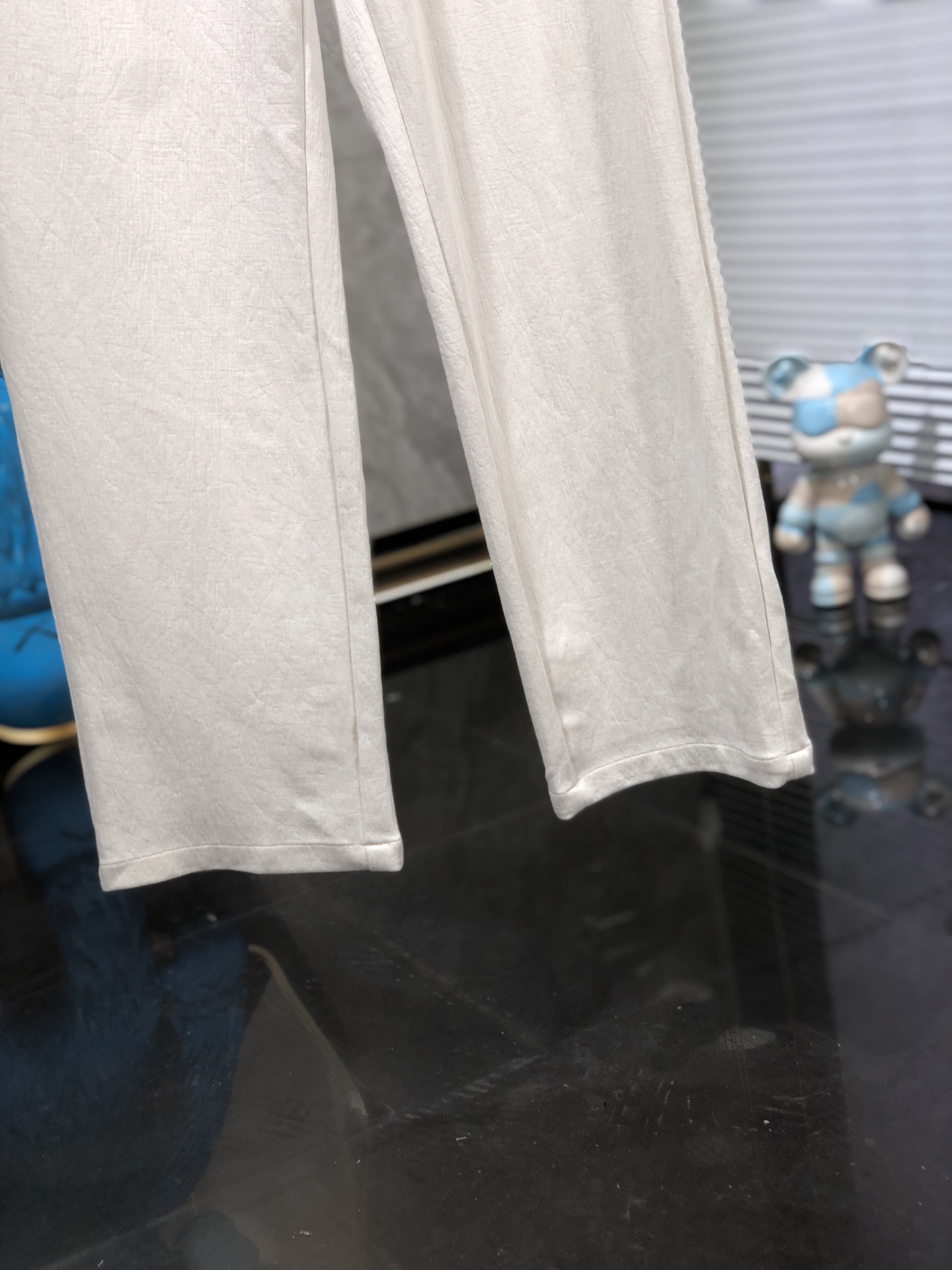 杰尼亚。26年春夏专柜新品同步上市。原单订制高品质时尚休闲裤。超级百搭款。独家定制面料，手感细腻柔软，贴
