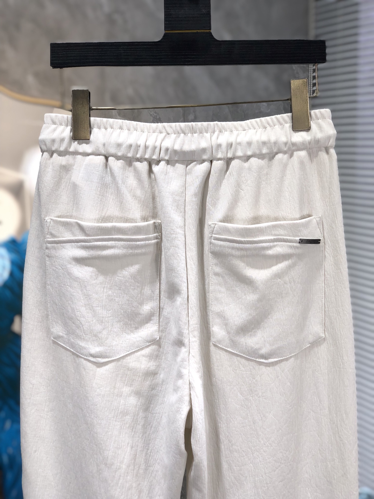 杰尼亚。26年春夏专柜新品同步上市。原单订制高品质时尚休闲裤。超级百搭款。独家定制面料，手感细腻柔软，贴