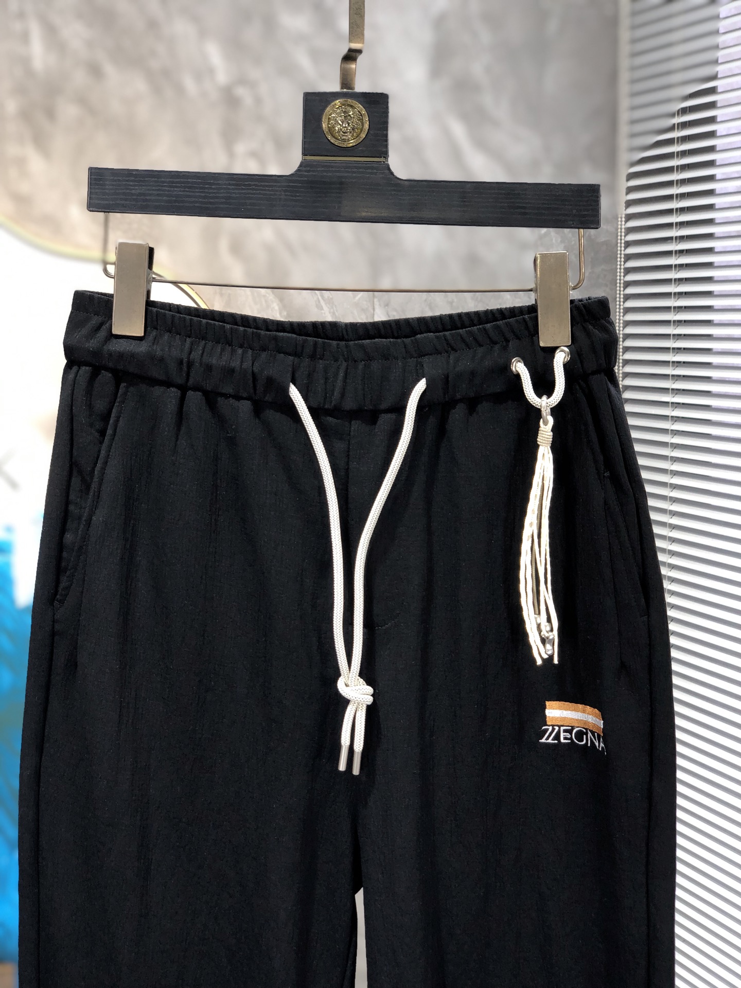 杰尼亚。26年春夏专柜新品同步上市。原单订制高品质时尚休闲裤。超级百搭款。独家定制面料，手感细腻柔软，贴