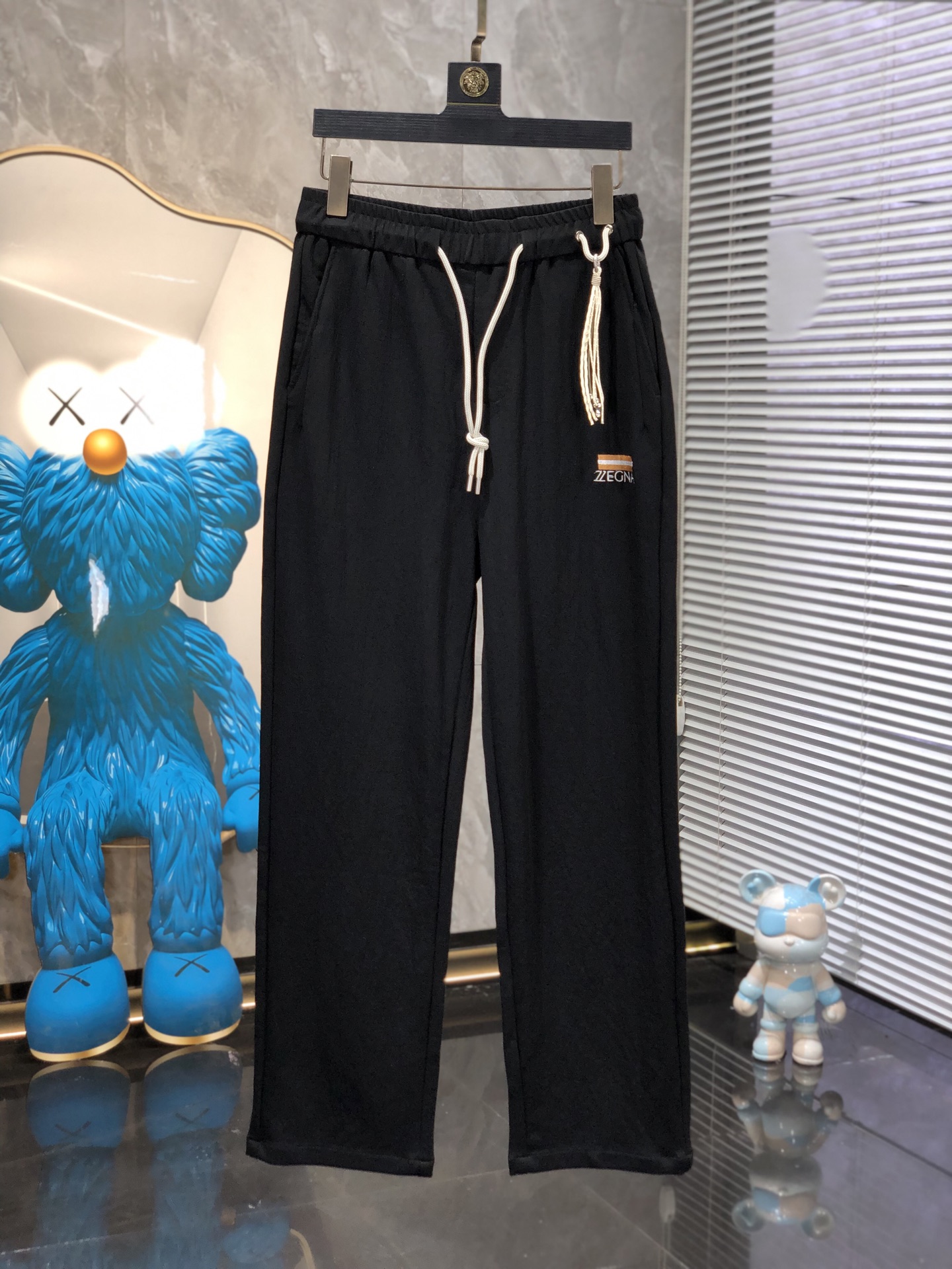 杰尼亚。26年春夏专柜新品同步上市。原单订制高品质时尚休闲裤。超级百搭款。独家定制面料，手感细腻柔软，贴